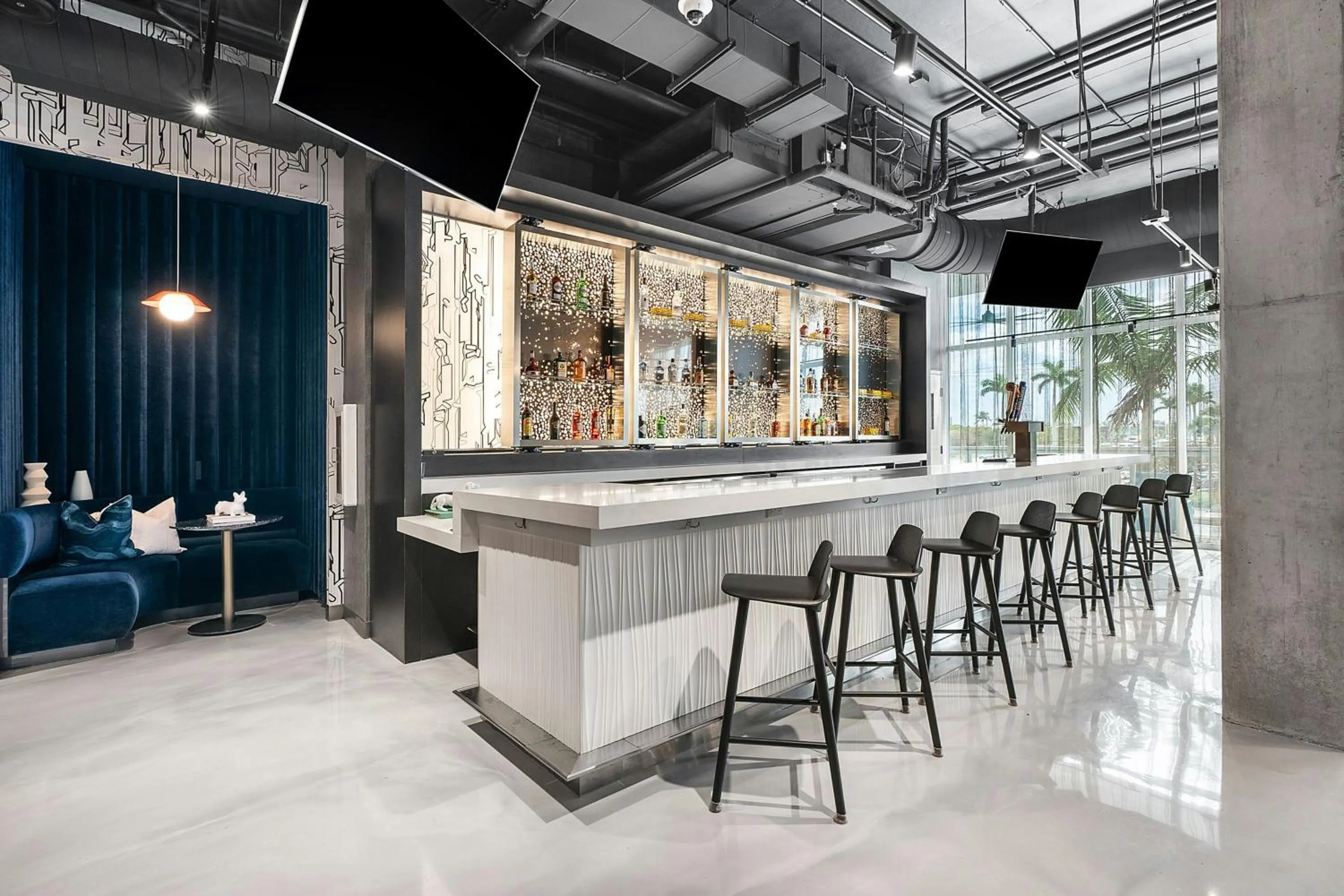 Lounge or bar in Aloft Fort Lauderdale Airport & Cruise Port