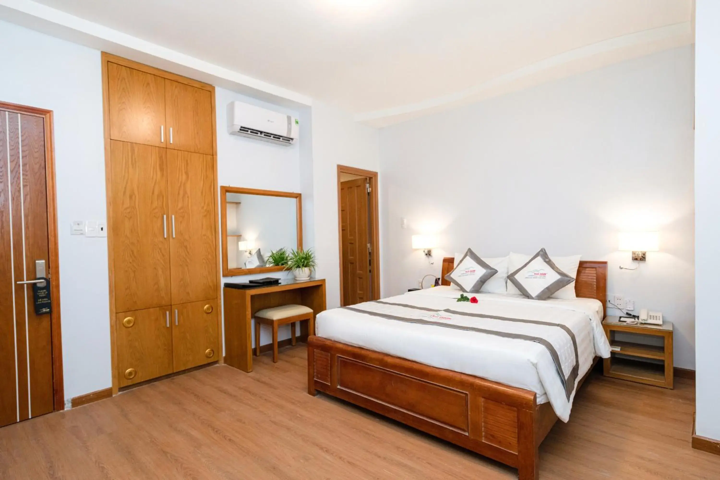 Bed in Yen Nam Hotel Hoang Van Thu Bed in Yen Nam Hotel Hoang Van Thu