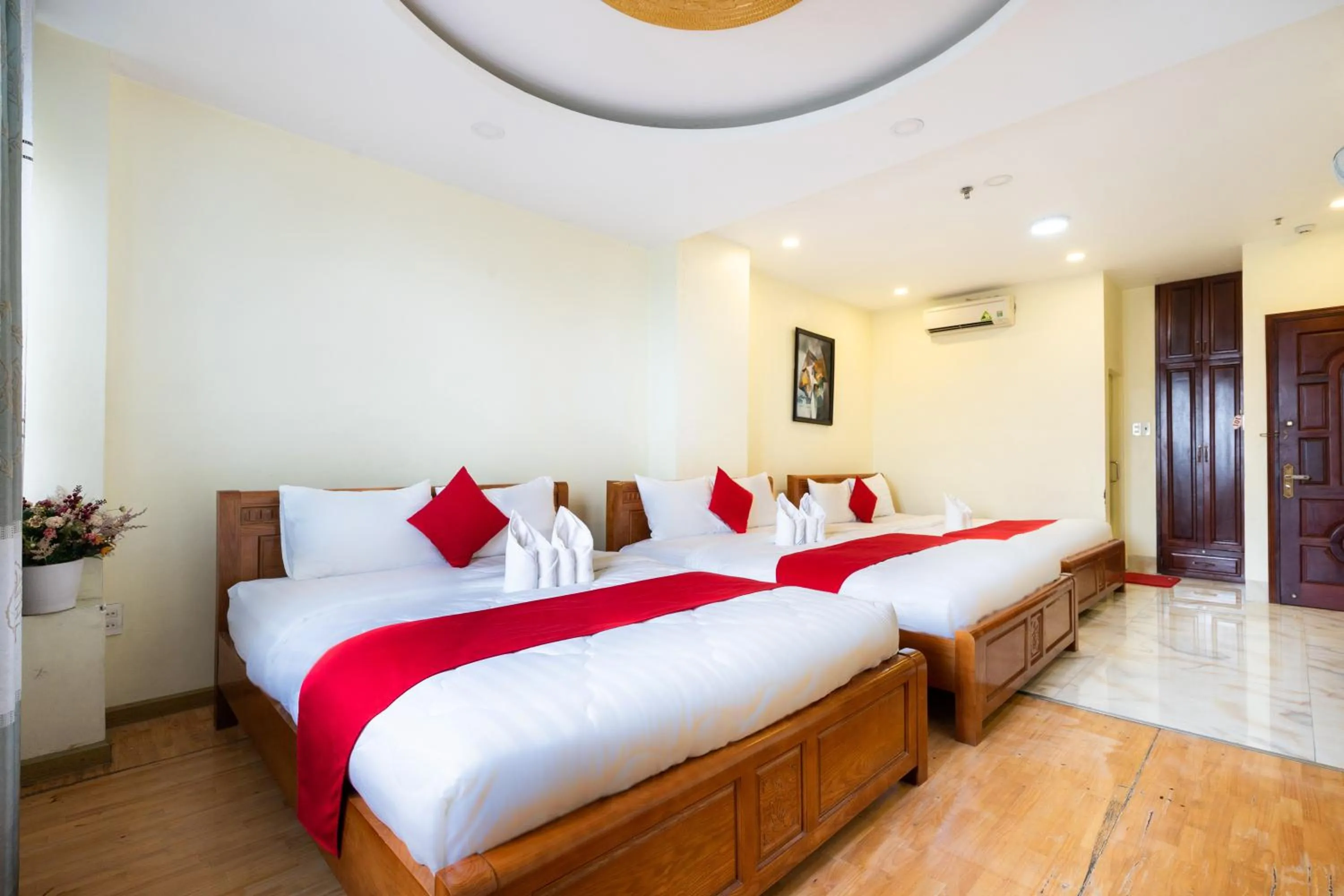 Bed in Mai Phương - RUBY SAIGON HOTEL