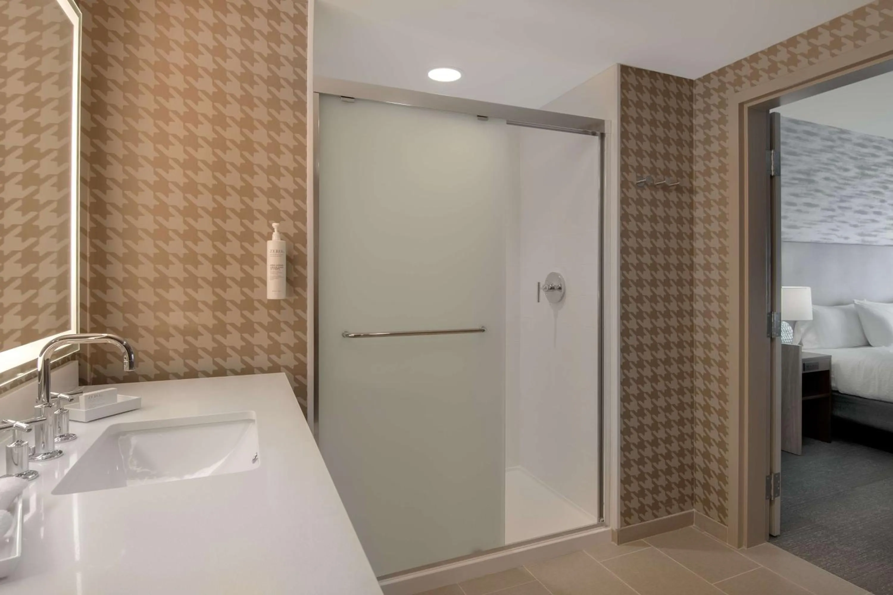 Bathroom, Bed in Home2 Suites By Hilton Jacksonville Downtown