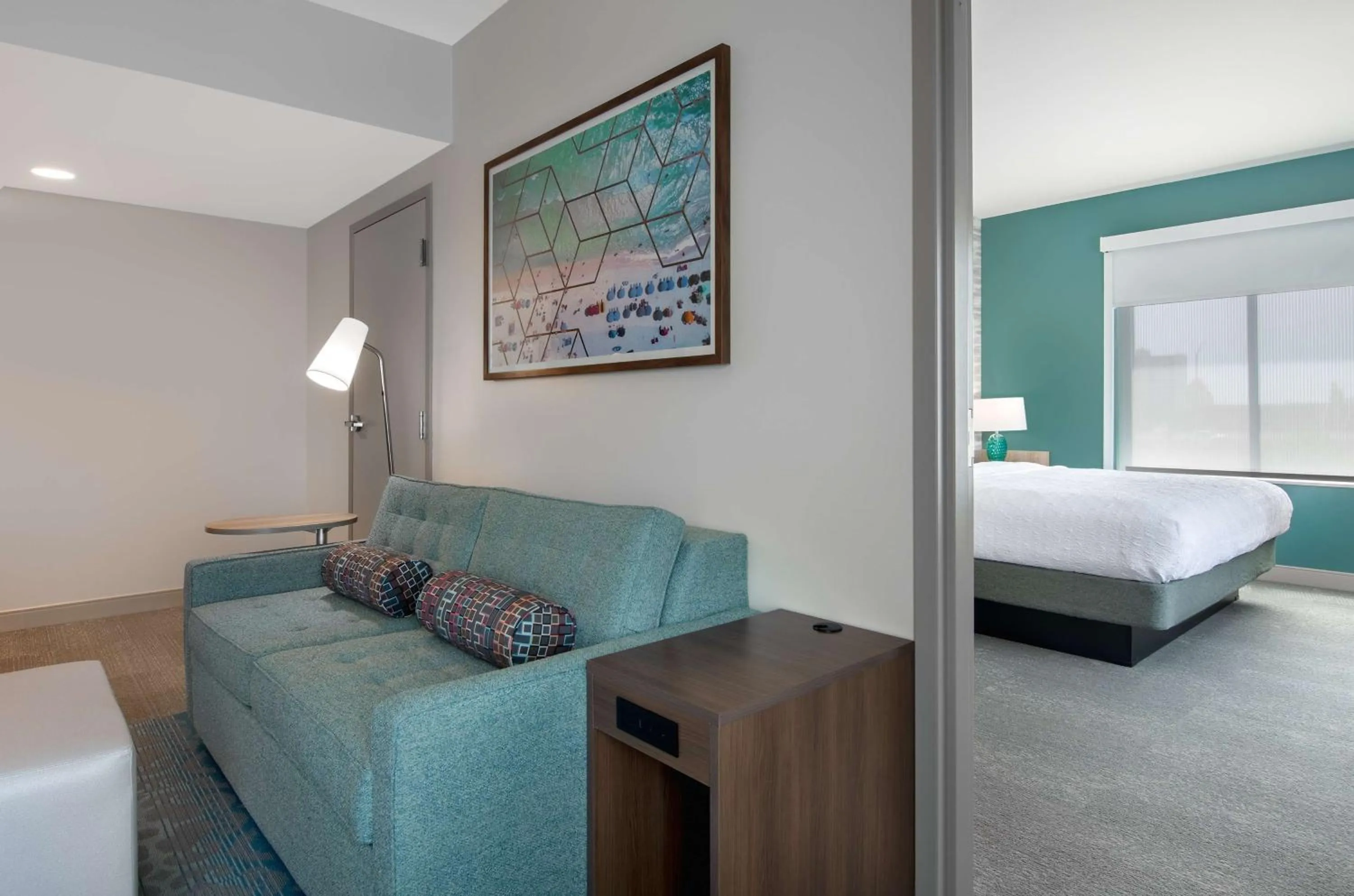 Living room, Bed in Home2 Suites By Hilton Jacksonville Downtown