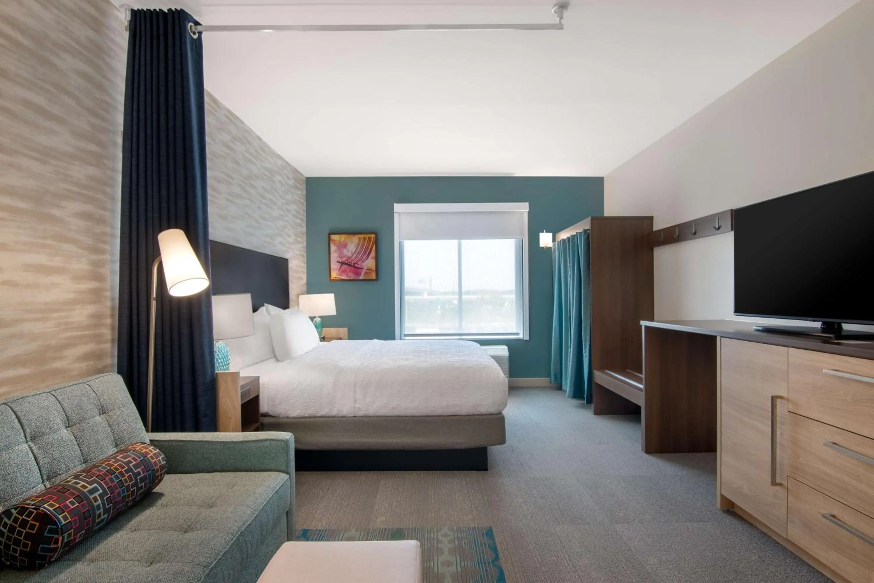 Living room, Bed in Home2 Suites By Hilton Jacksonville Downtown