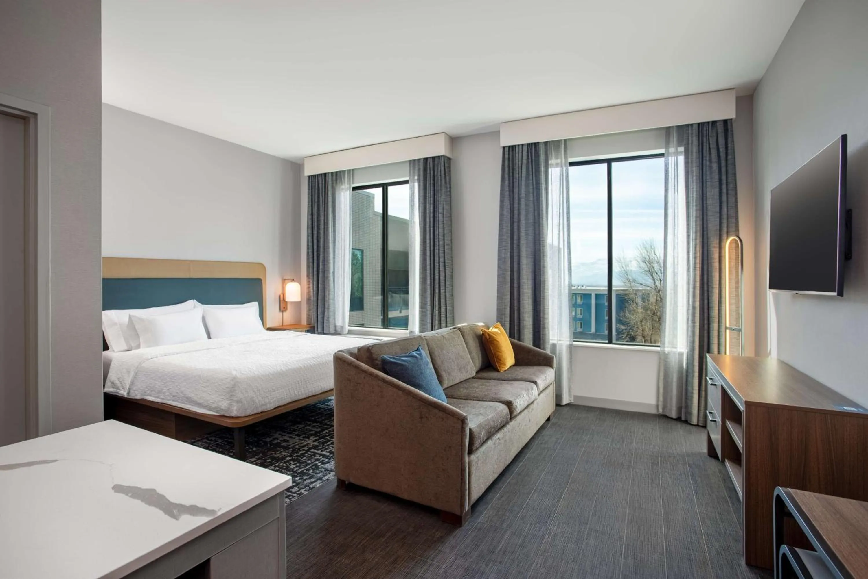 Living room, Bed in Homewood Suites By Hilton Missoula