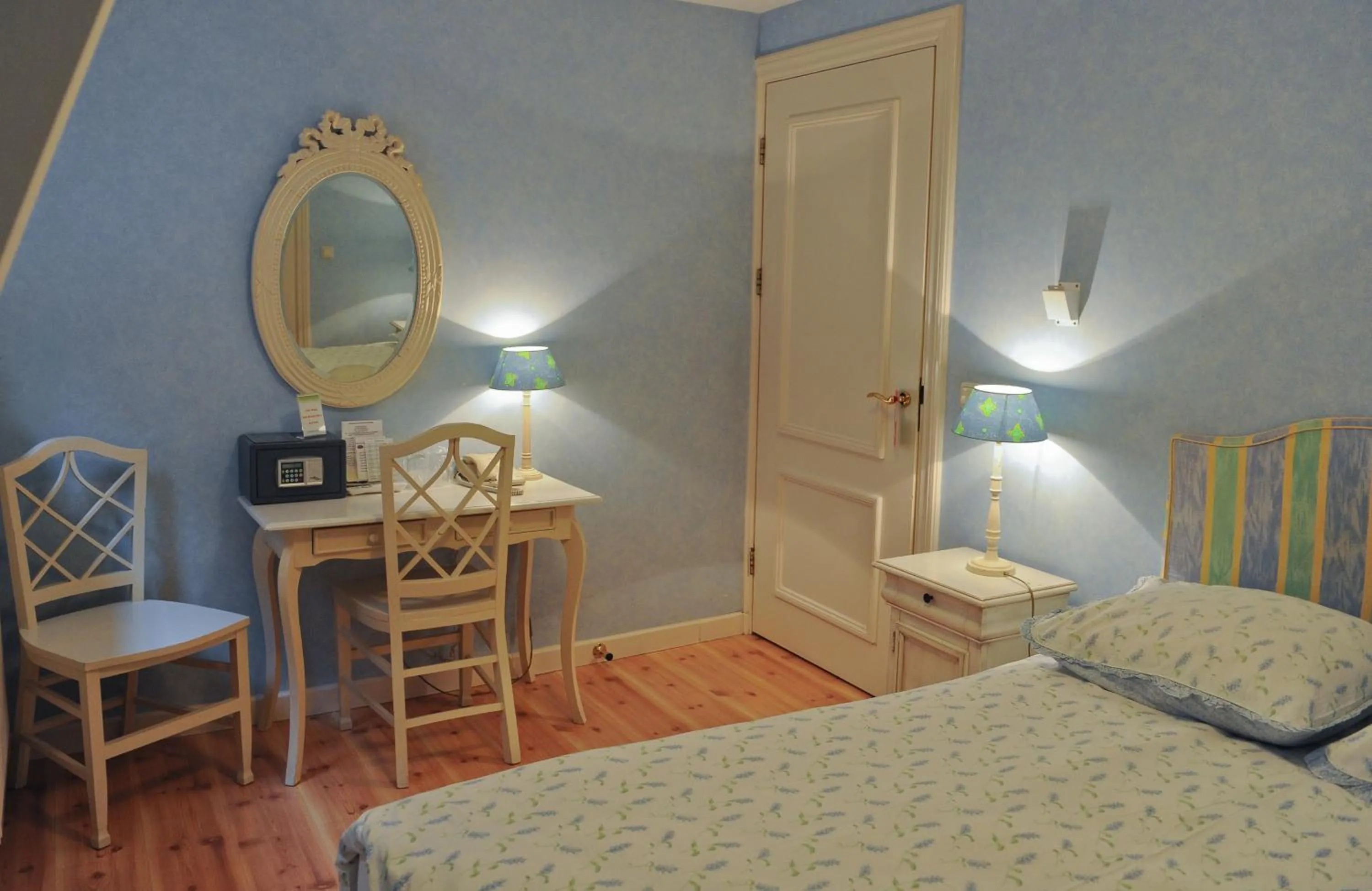 Photo of the whole room, Bed in Imperial Hotel Amsterdam