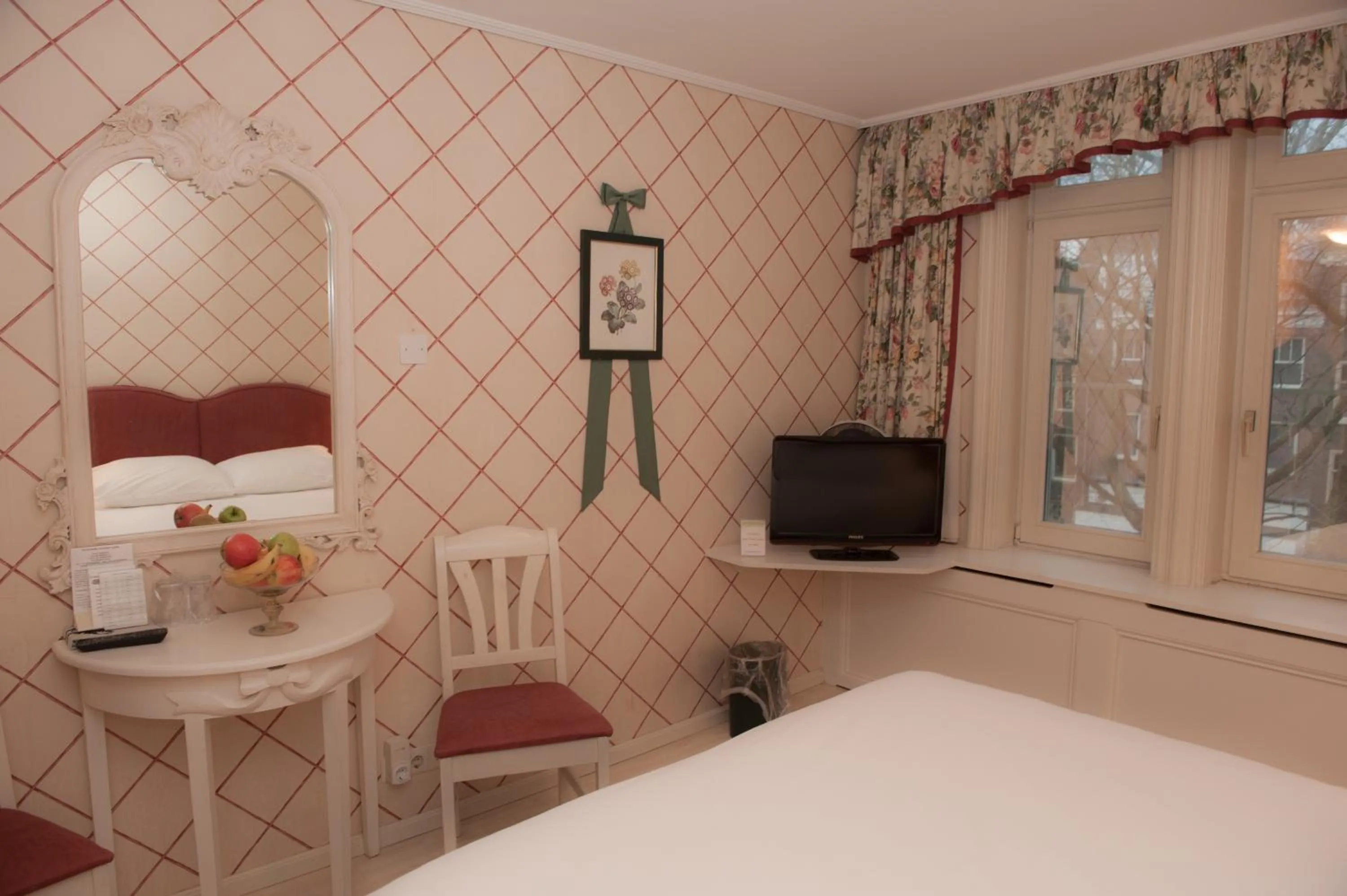 View (from property/room), Bed in Imperial Hotel Amsterdam