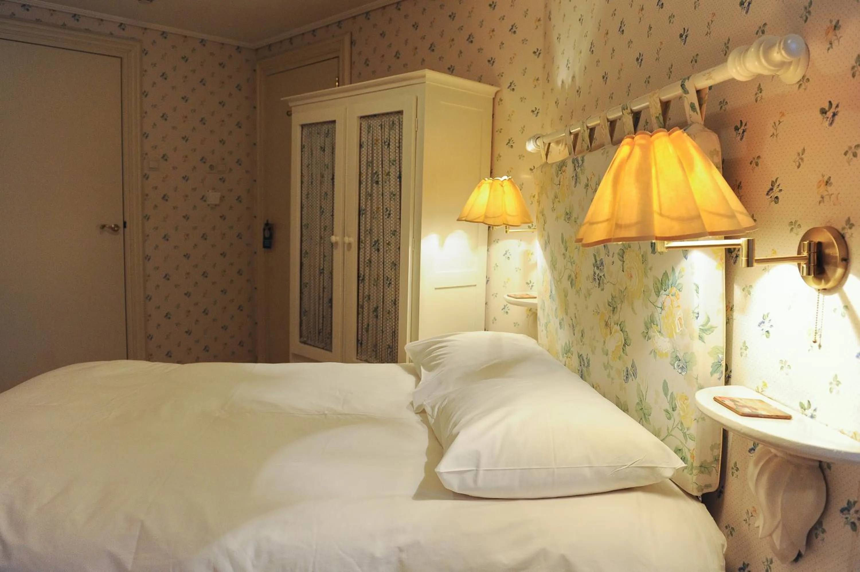 Bed in Imperial Hotel Amsterdam