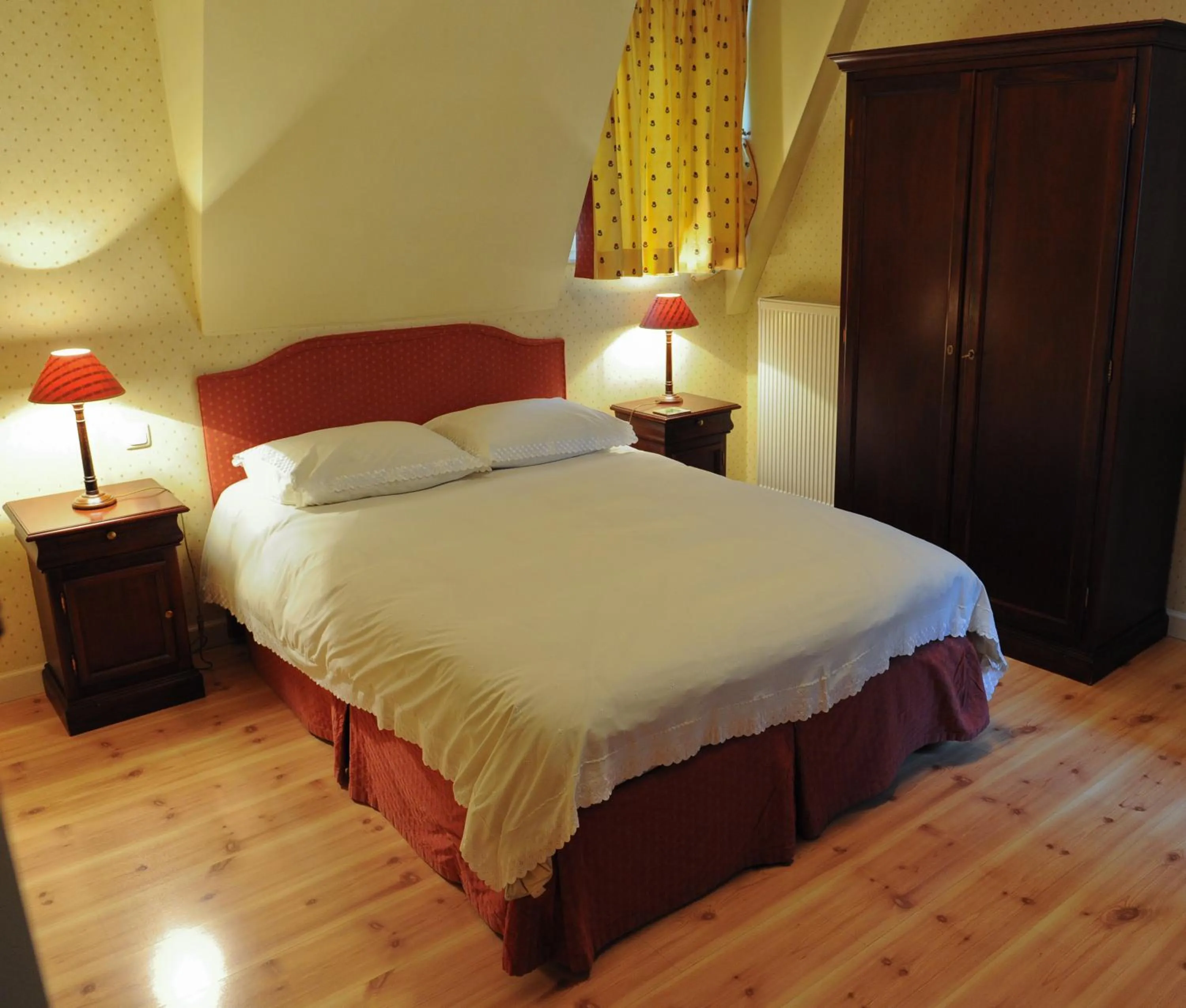 Bed in Imperial Hotel Amsterdam