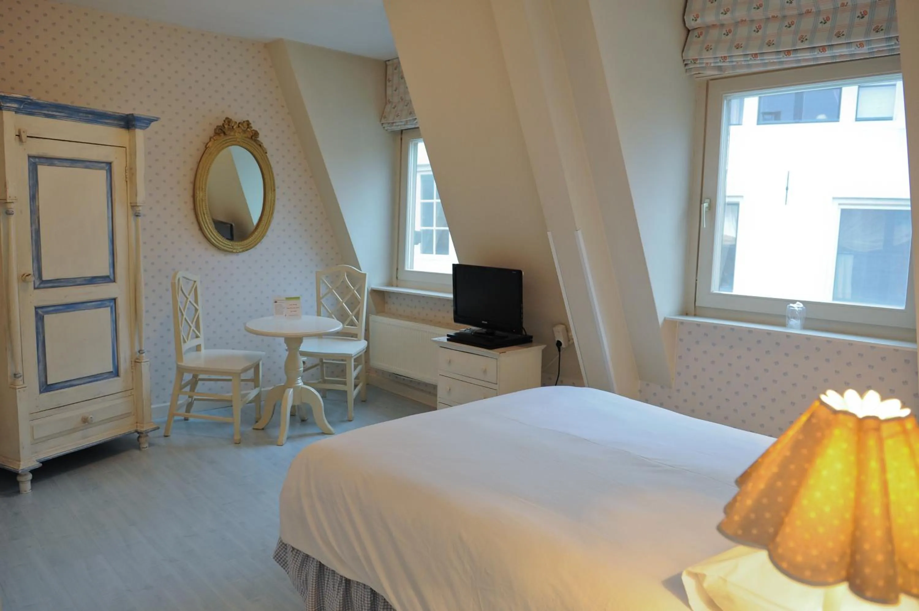 Photo of the whole room, Bed in Imperial Hotel Amsterdam