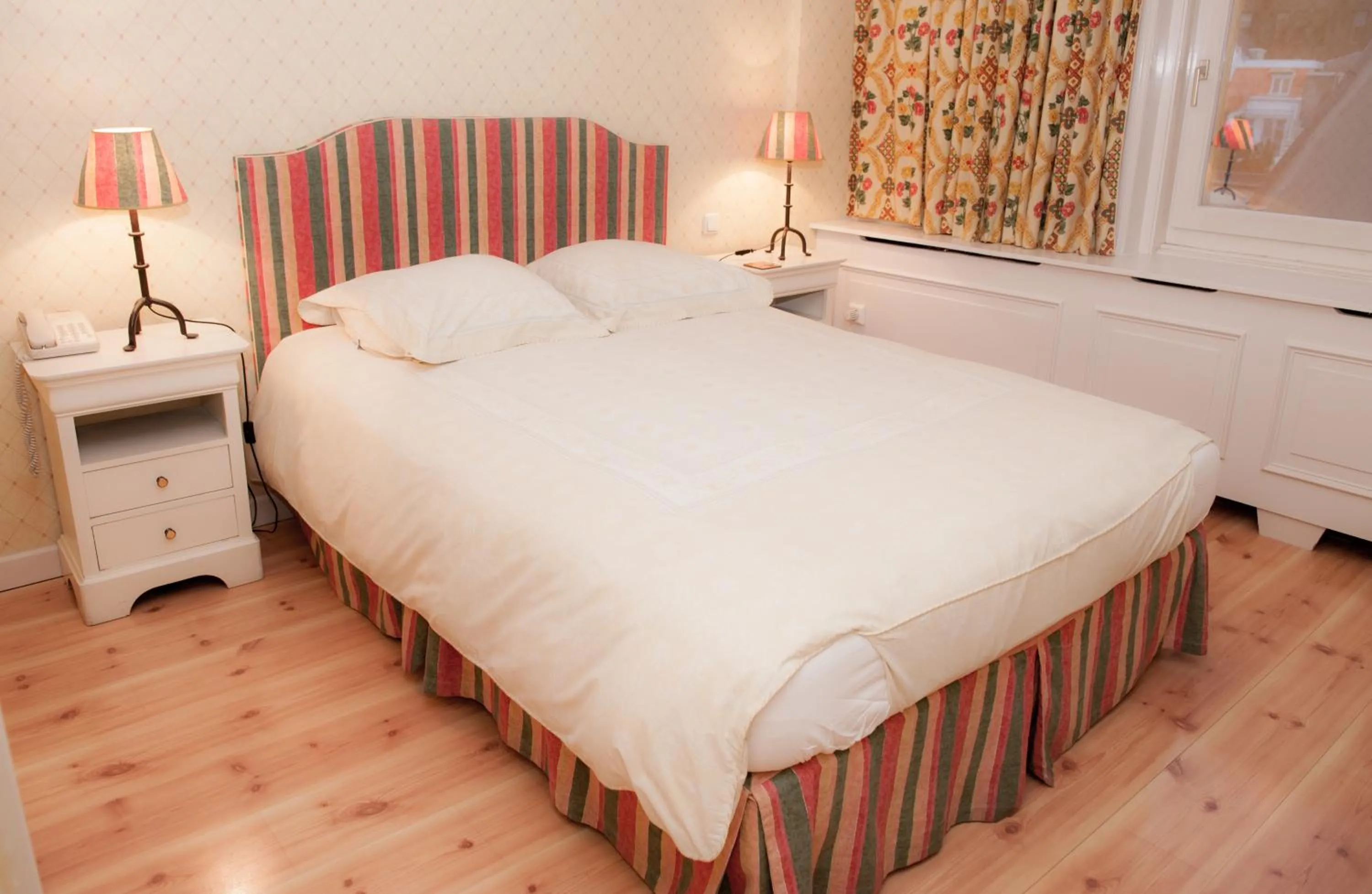 Inner courtyard view, Bed in Imperial Hotel Amsterdam