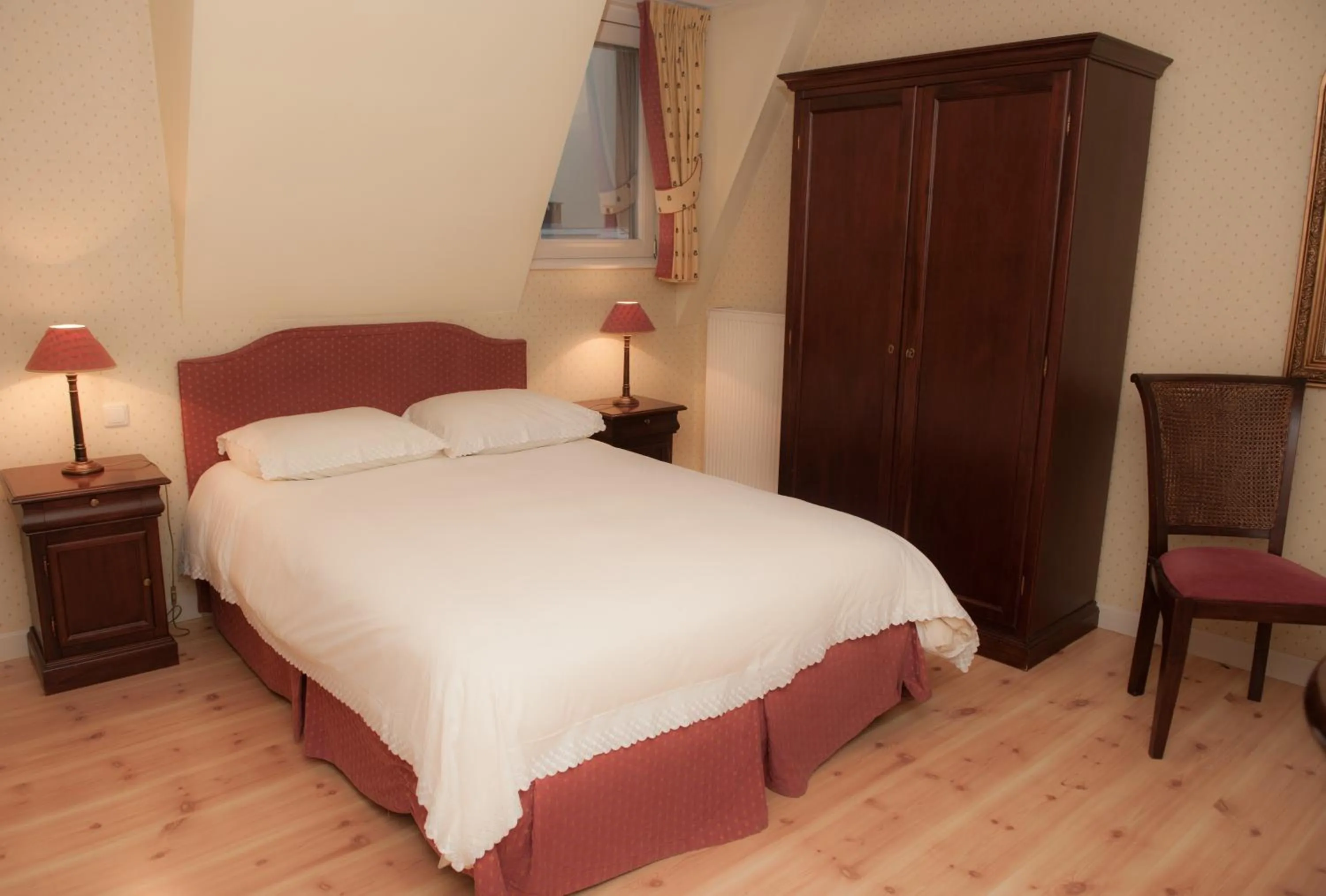 Inner courtyard view, Bed in Imperial Hotel Amsterdam