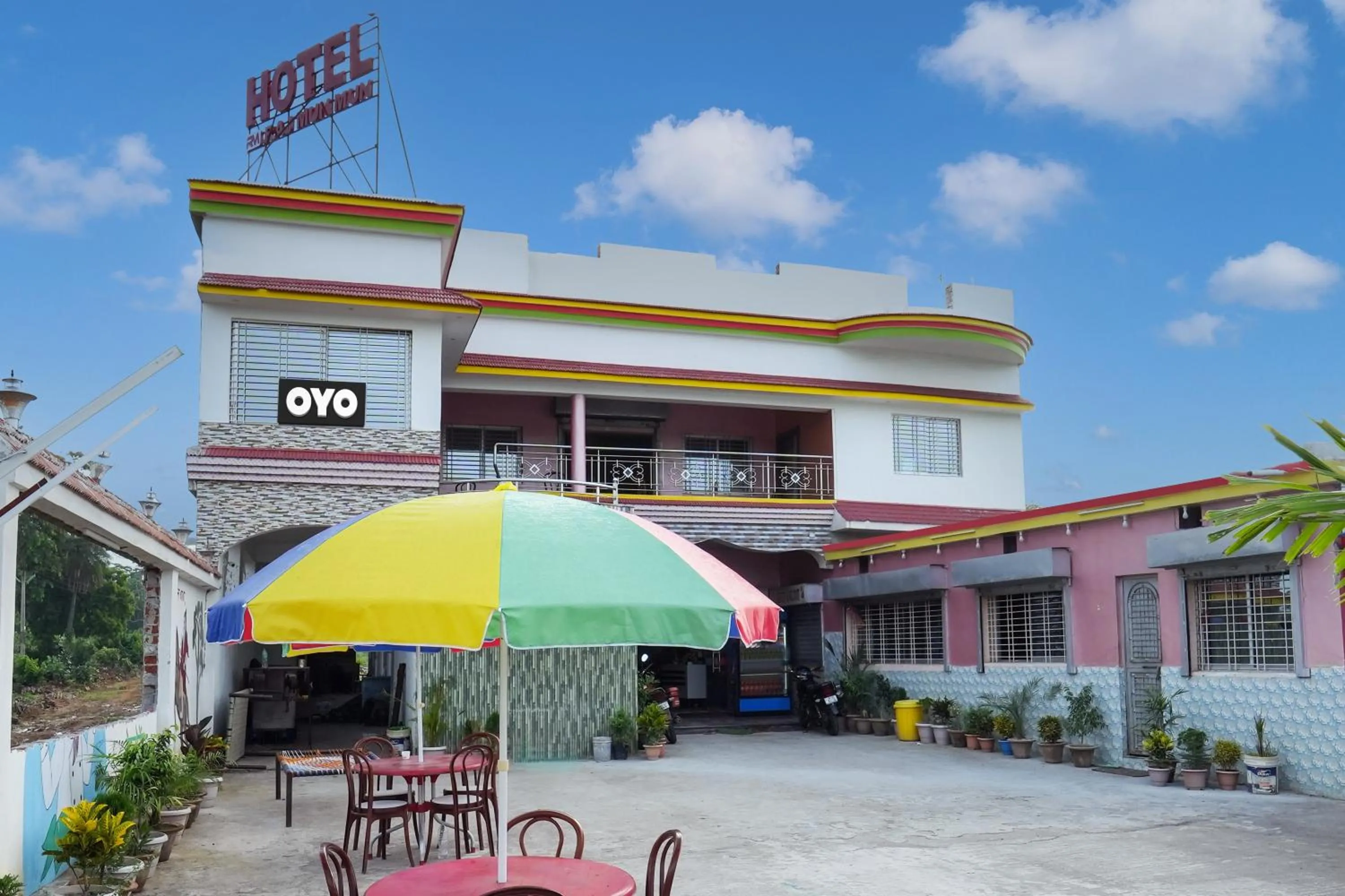 Facade/entrance in Hotel O by OYO Raj Munmun Hotel