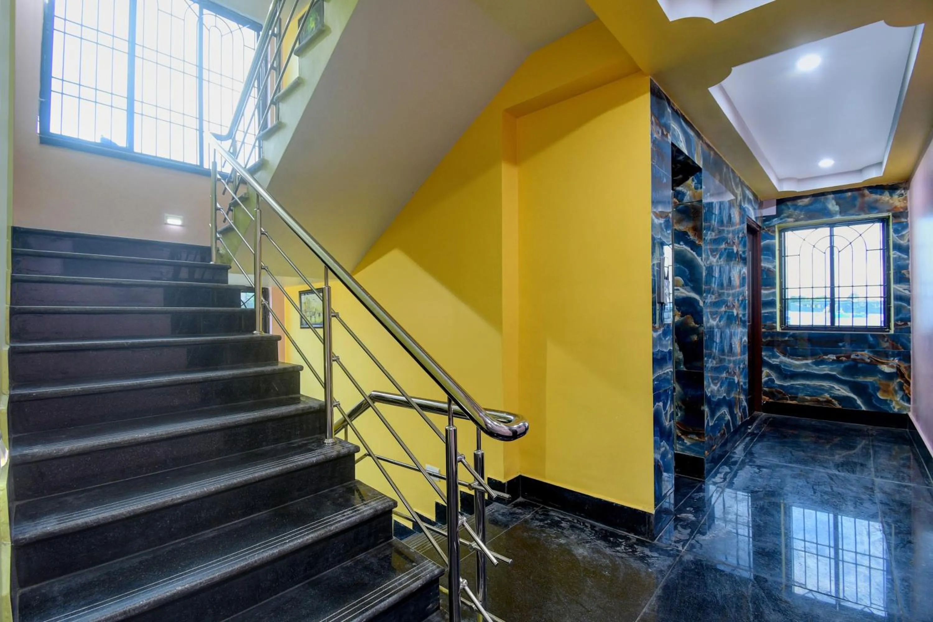 Lobby or reception in Super Hotel O Mahal And Restaurant Kanchrapara