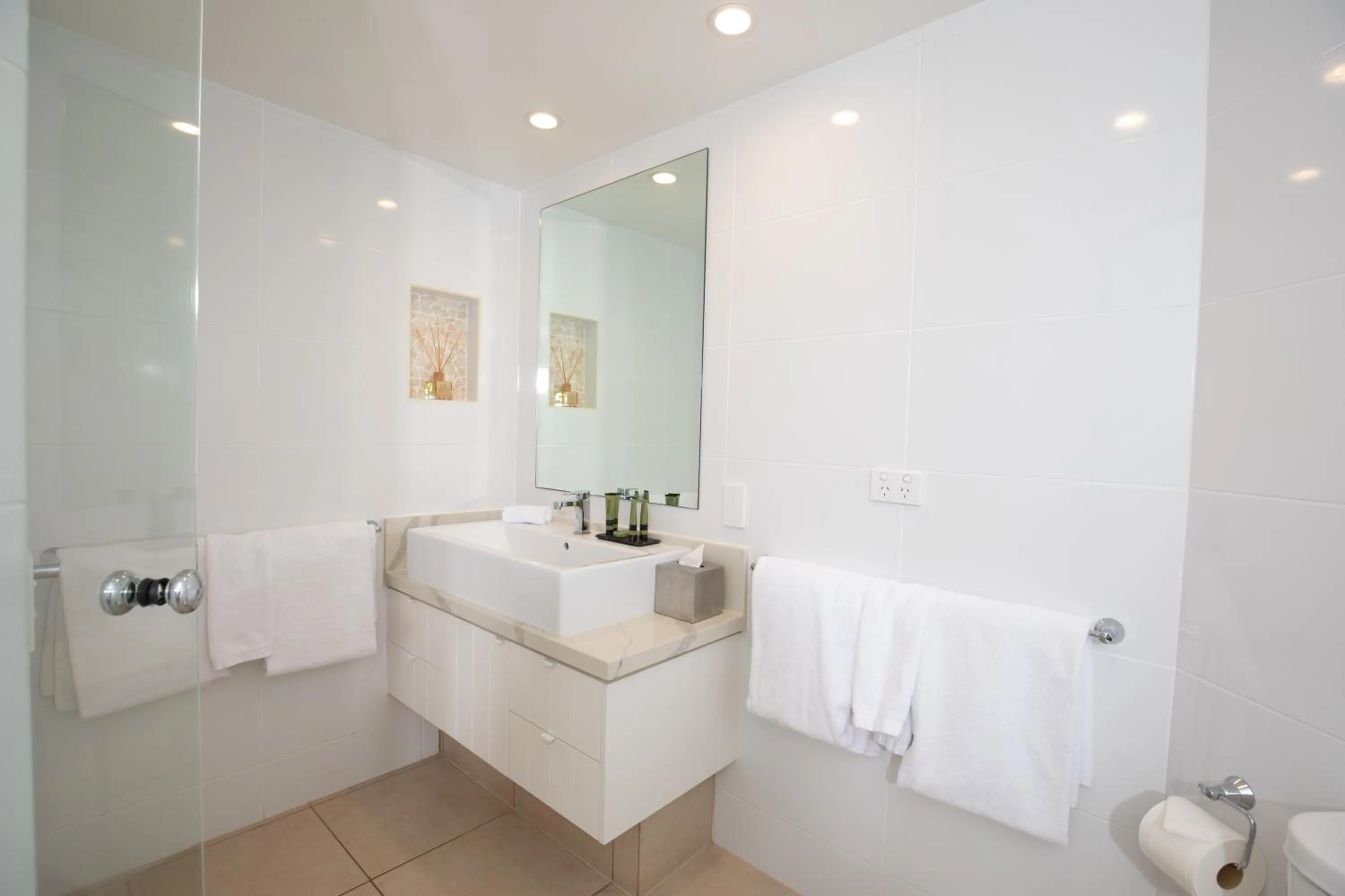 Bathroom in 71 Hastings Street - Beachfront