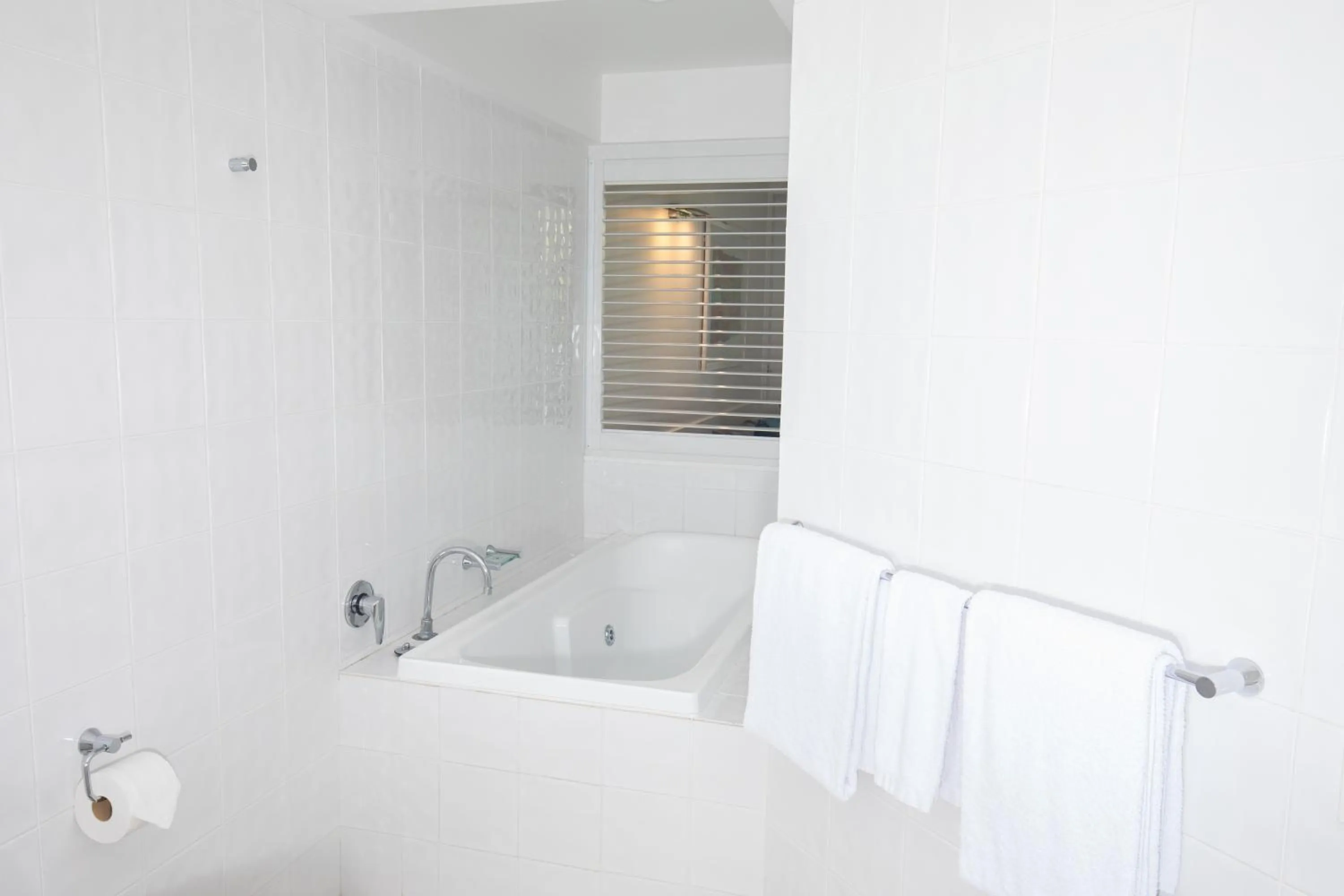 Bathroom, Bed in 71 Hastings Street - Beachfront