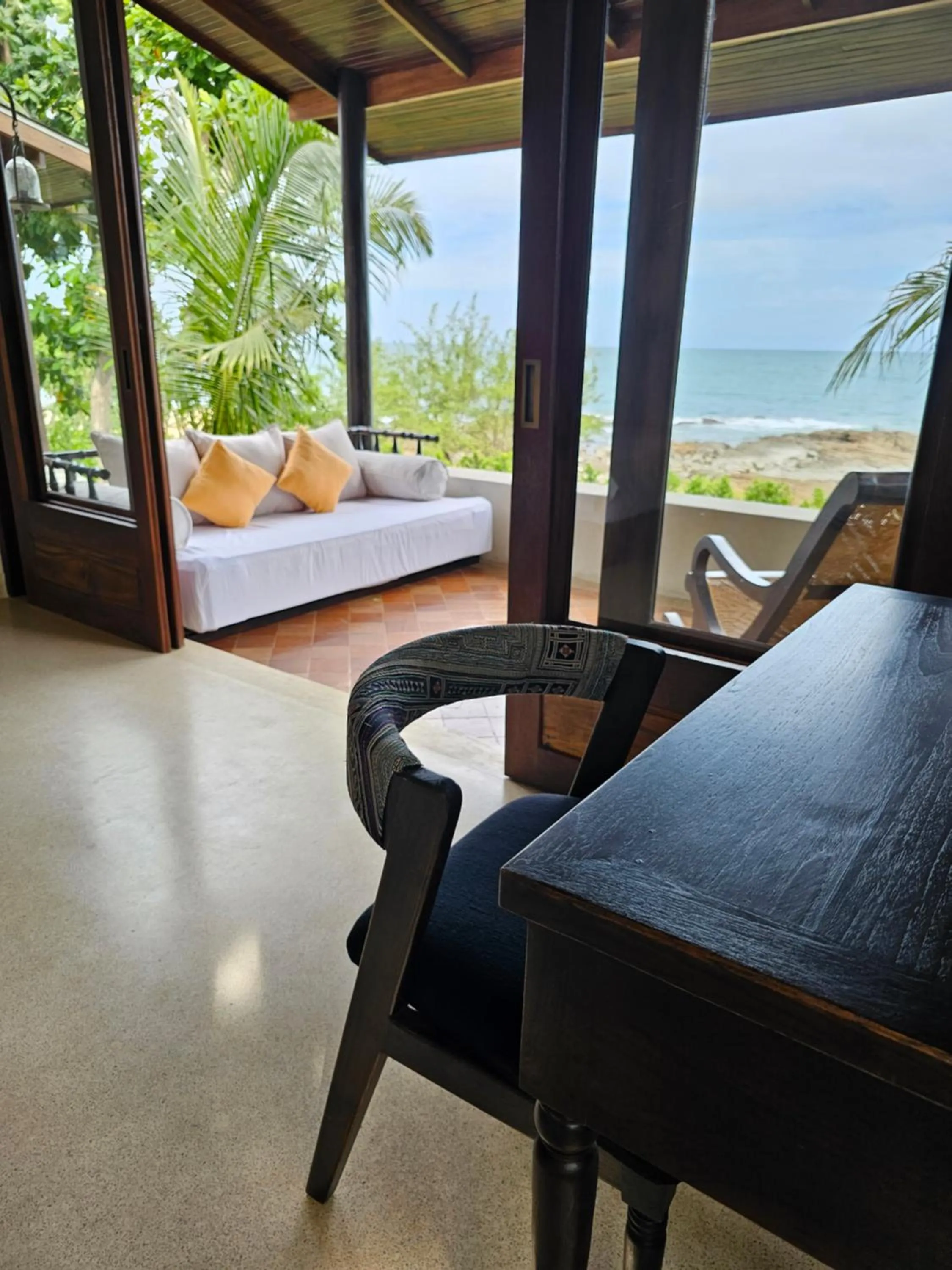 Seating area, Bed in Samed Tamarind Beach Resort
