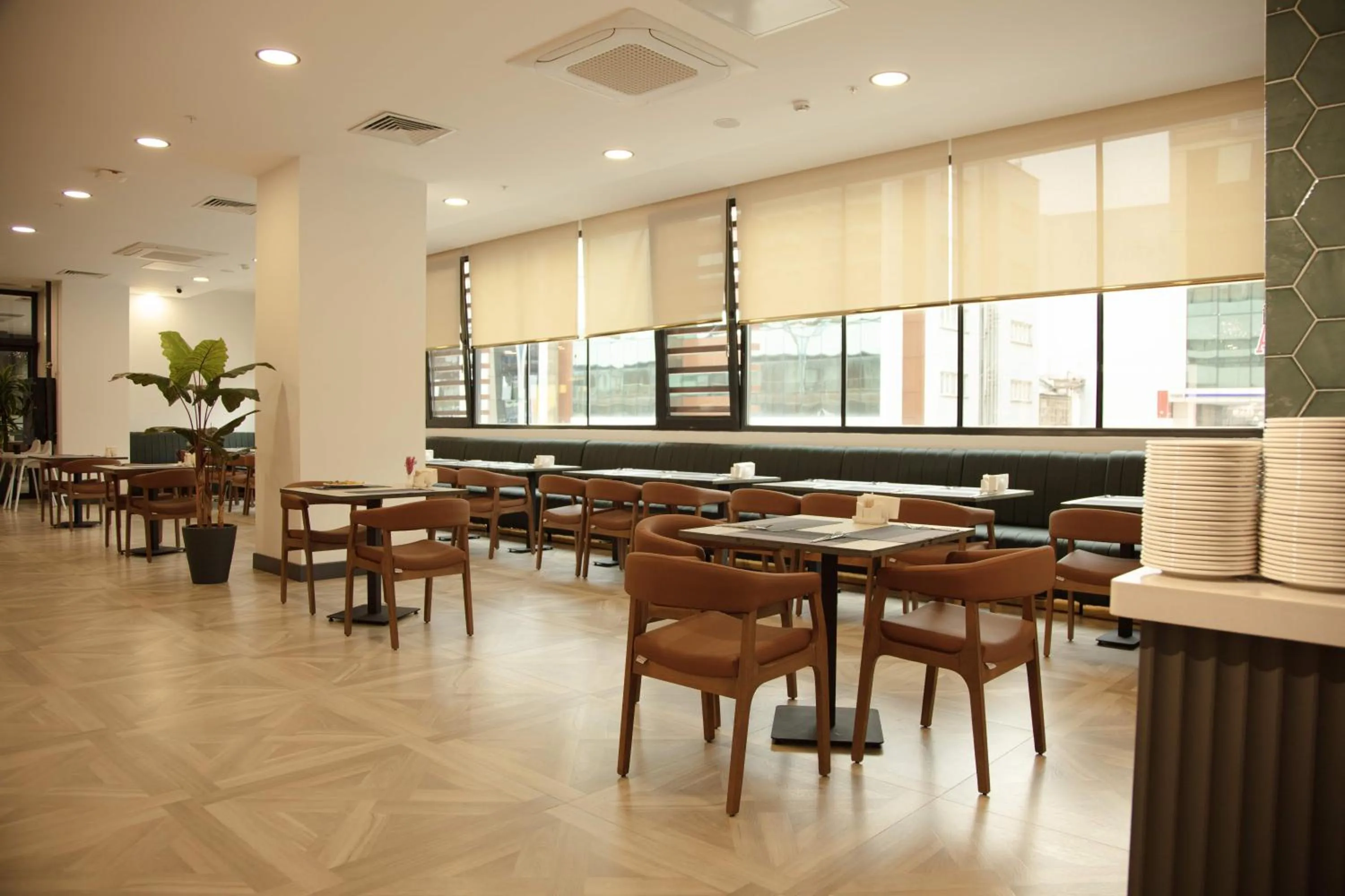 Restaurant/places to eat in V Center Hotel