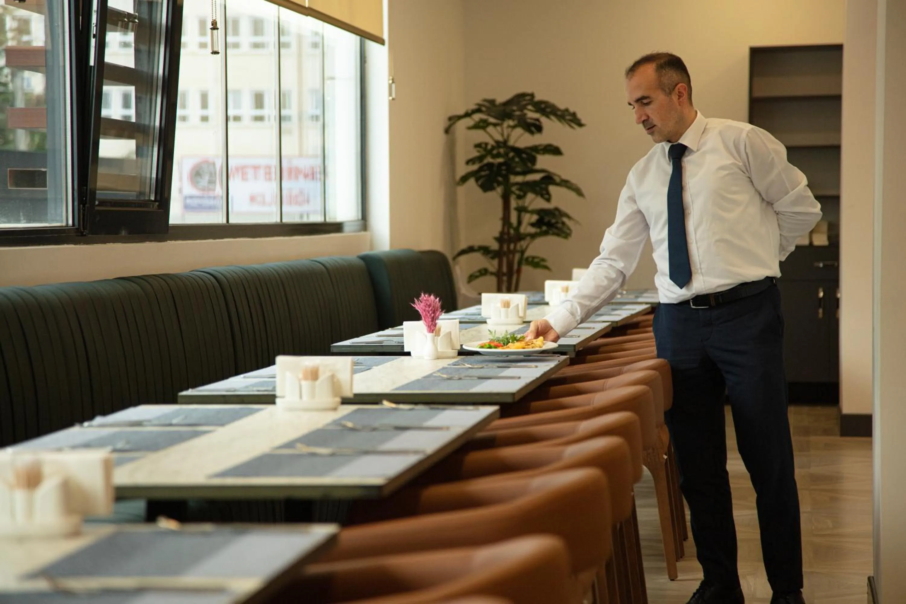 Restaurant/places to eat in V Center Hotel