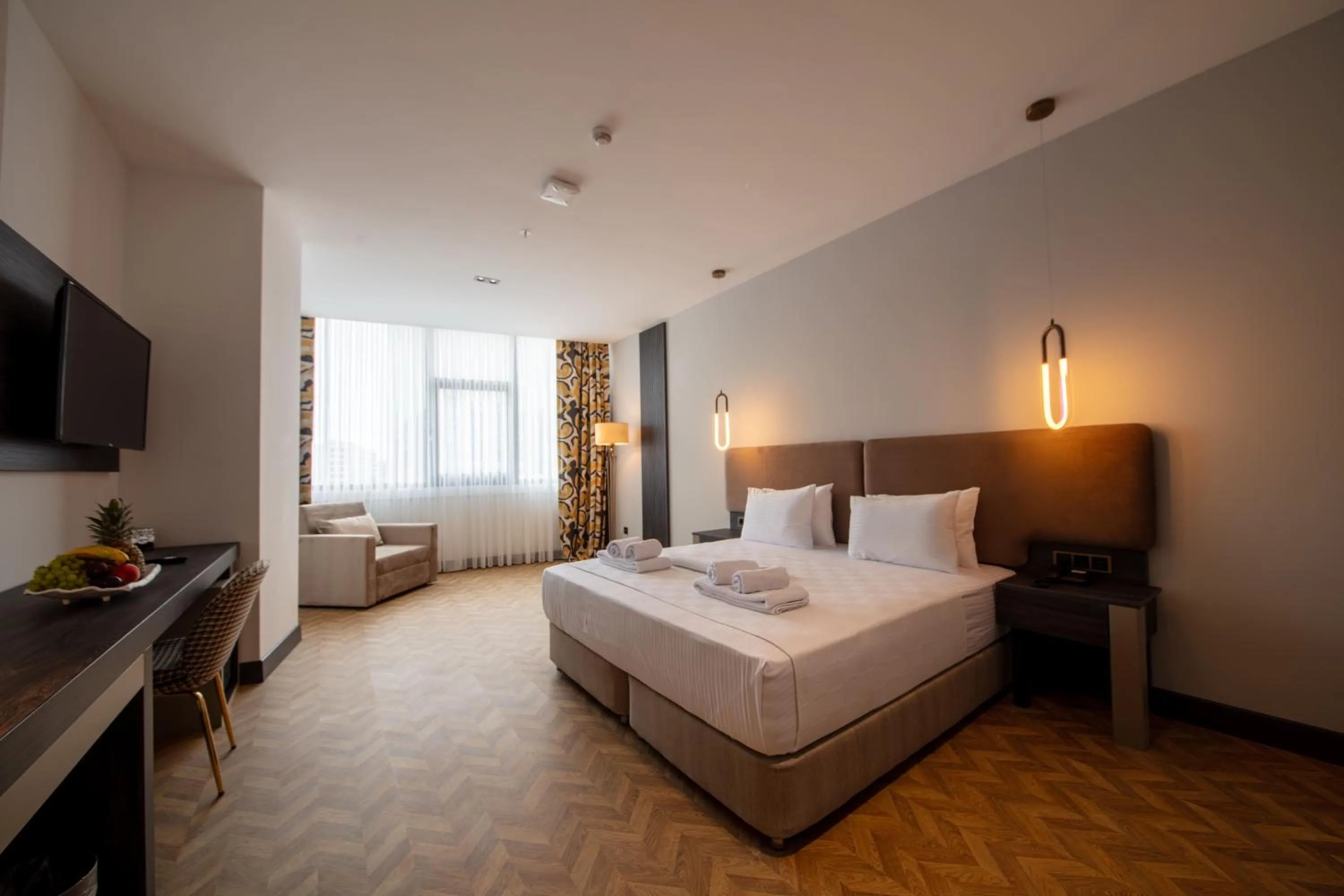 Communal lounge/ TV room, Bed in V Center Hotel