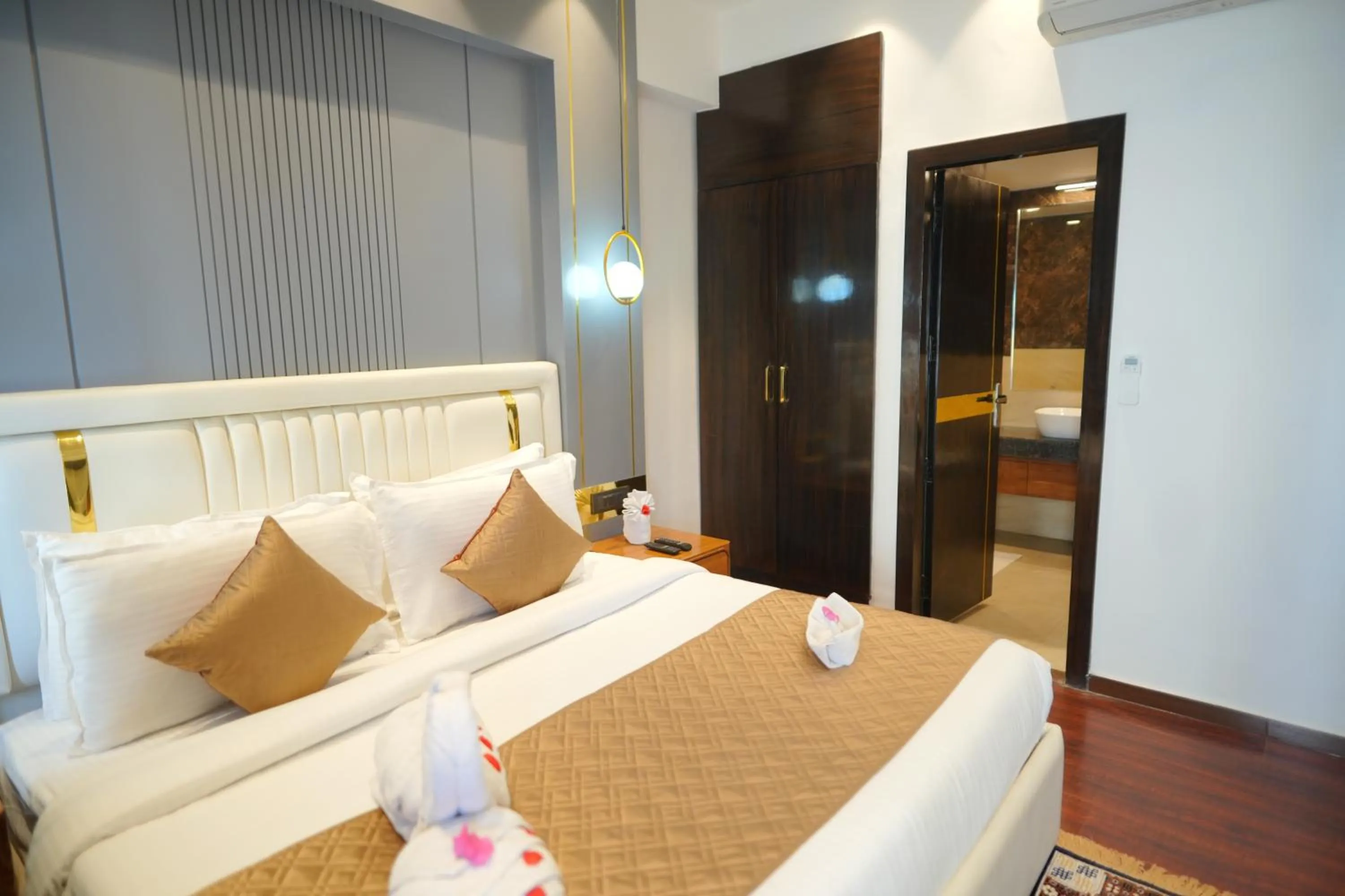 Bed in Comfort Inn Karnal