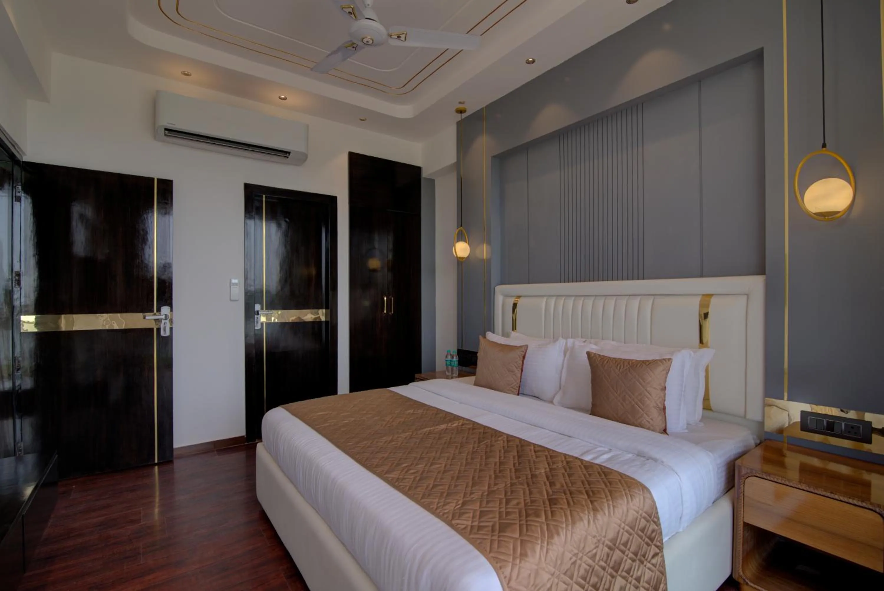 Bed in Comfort Inn Karnal