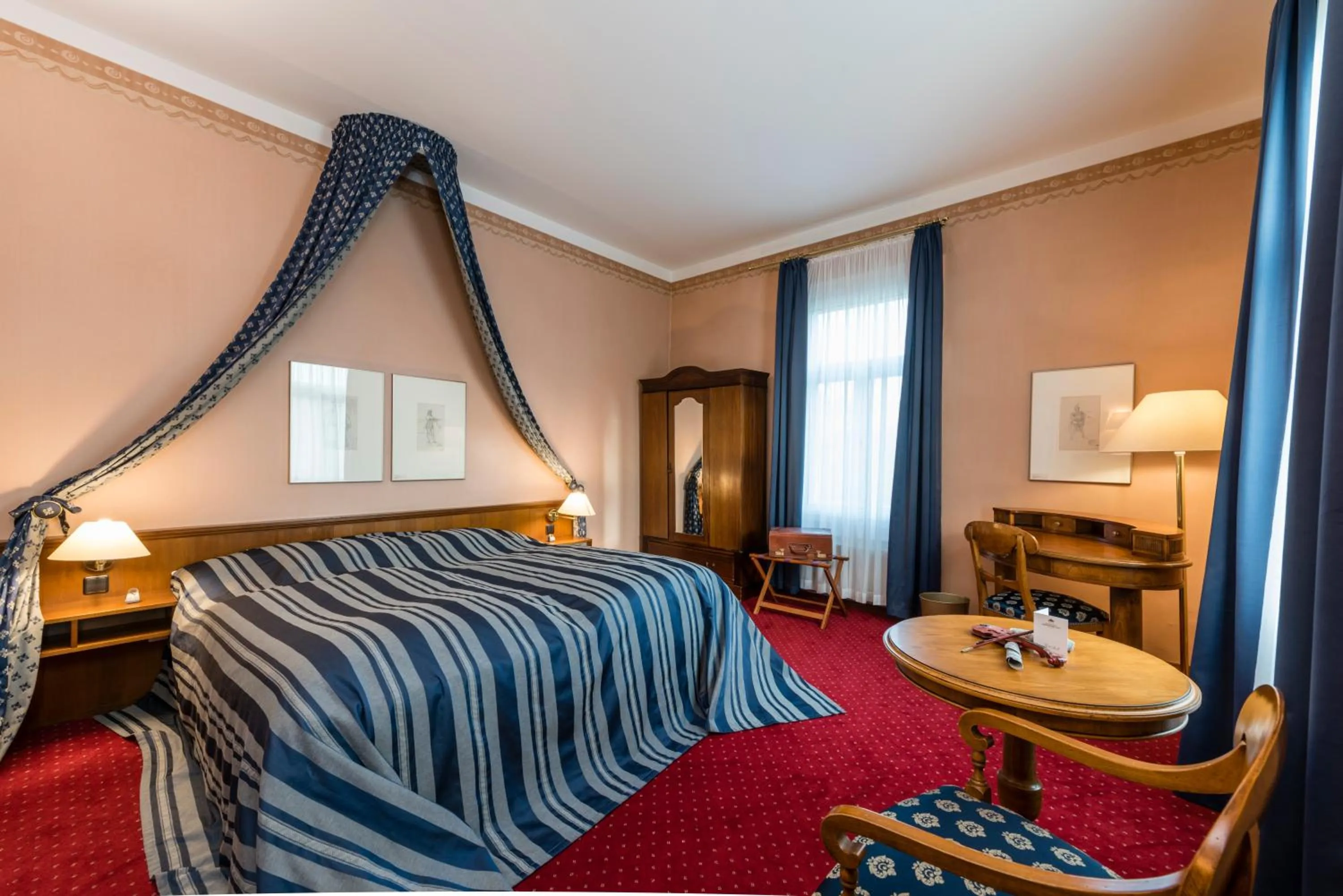 Bed in Hotel Sächsischer Hof