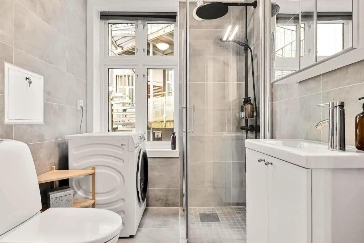 Shower in Dinbnb Apartments I Views & Street Parking in Sandviken