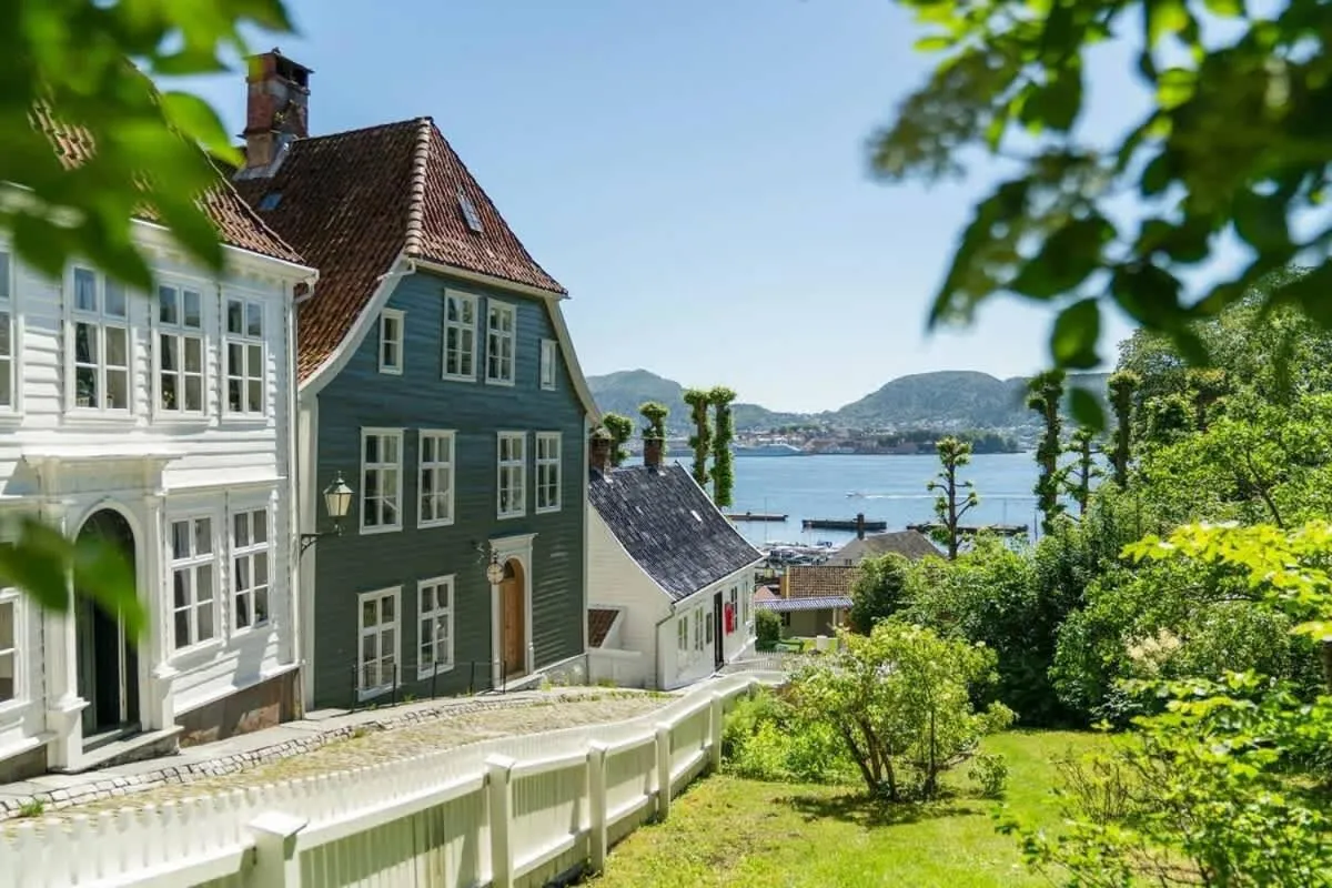 Property building in Dinbnb Apartments I Views & Street Parking in Sandviken