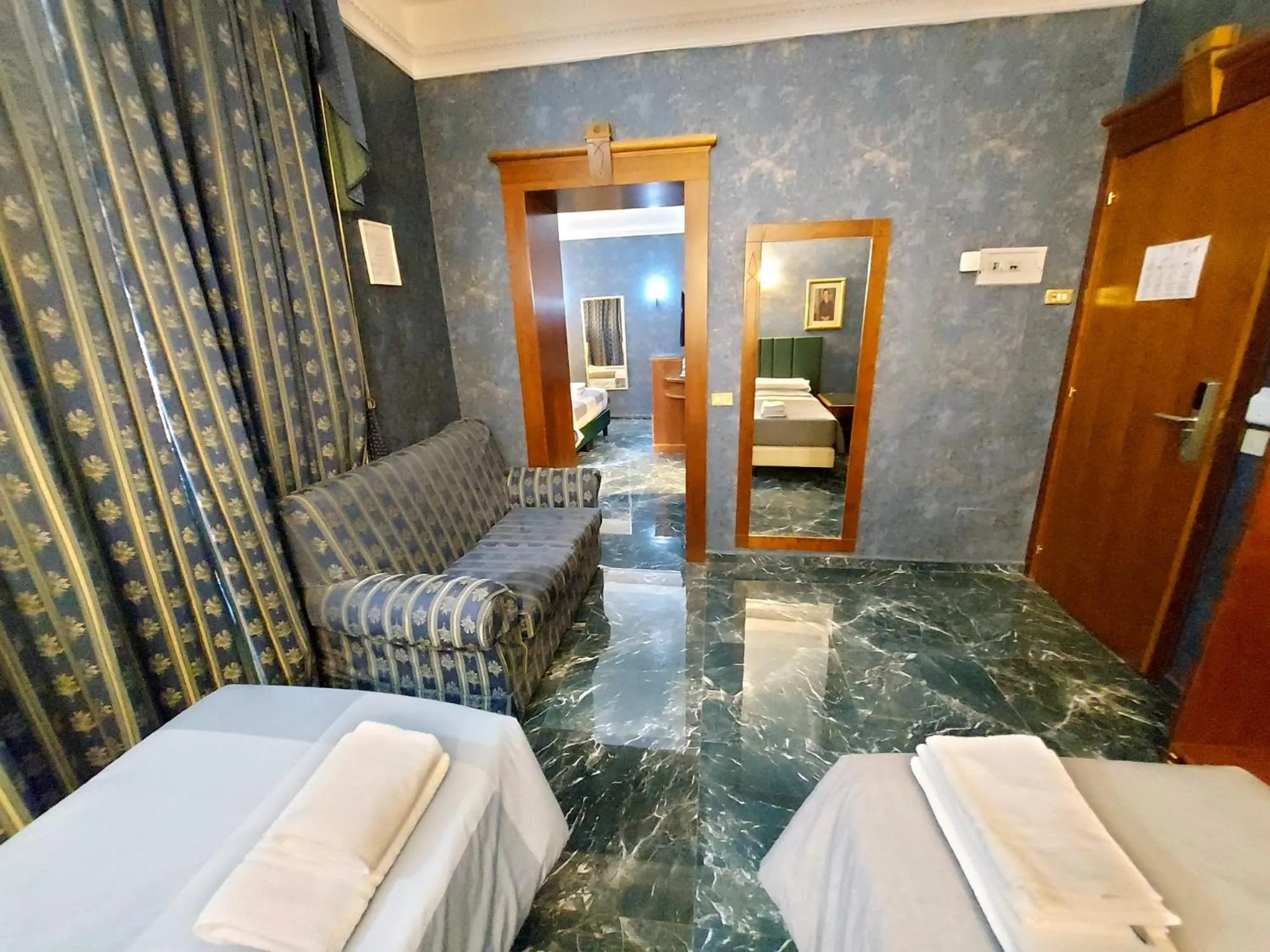 Living room, Bed in Hotel Positano 2