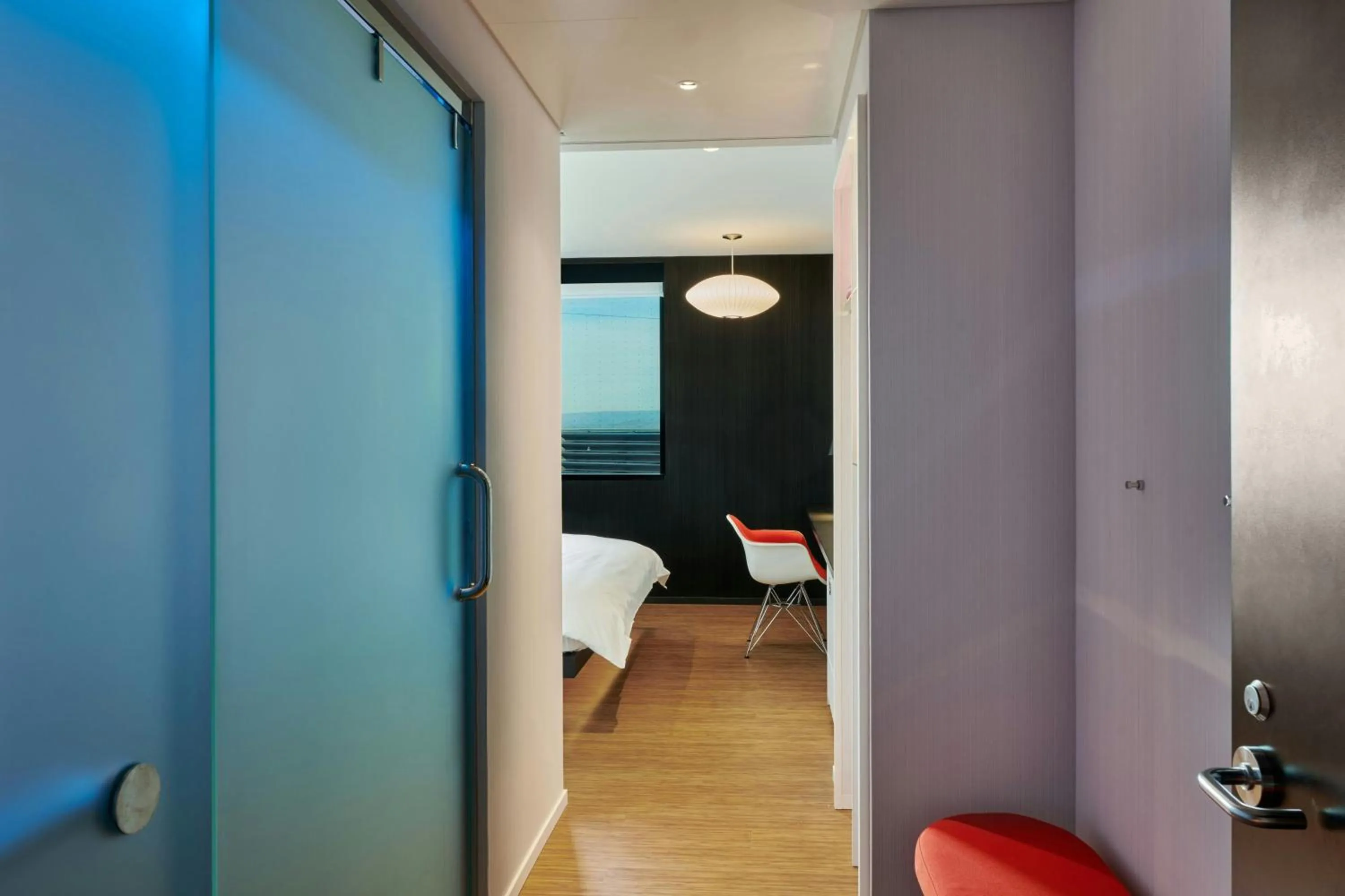 Photo of the whole room, Bed in citizenM Menlo Park