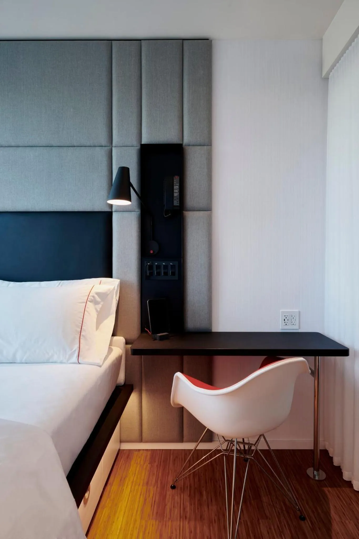 Photo of the whole room, Bed in citizenM Menlo Park