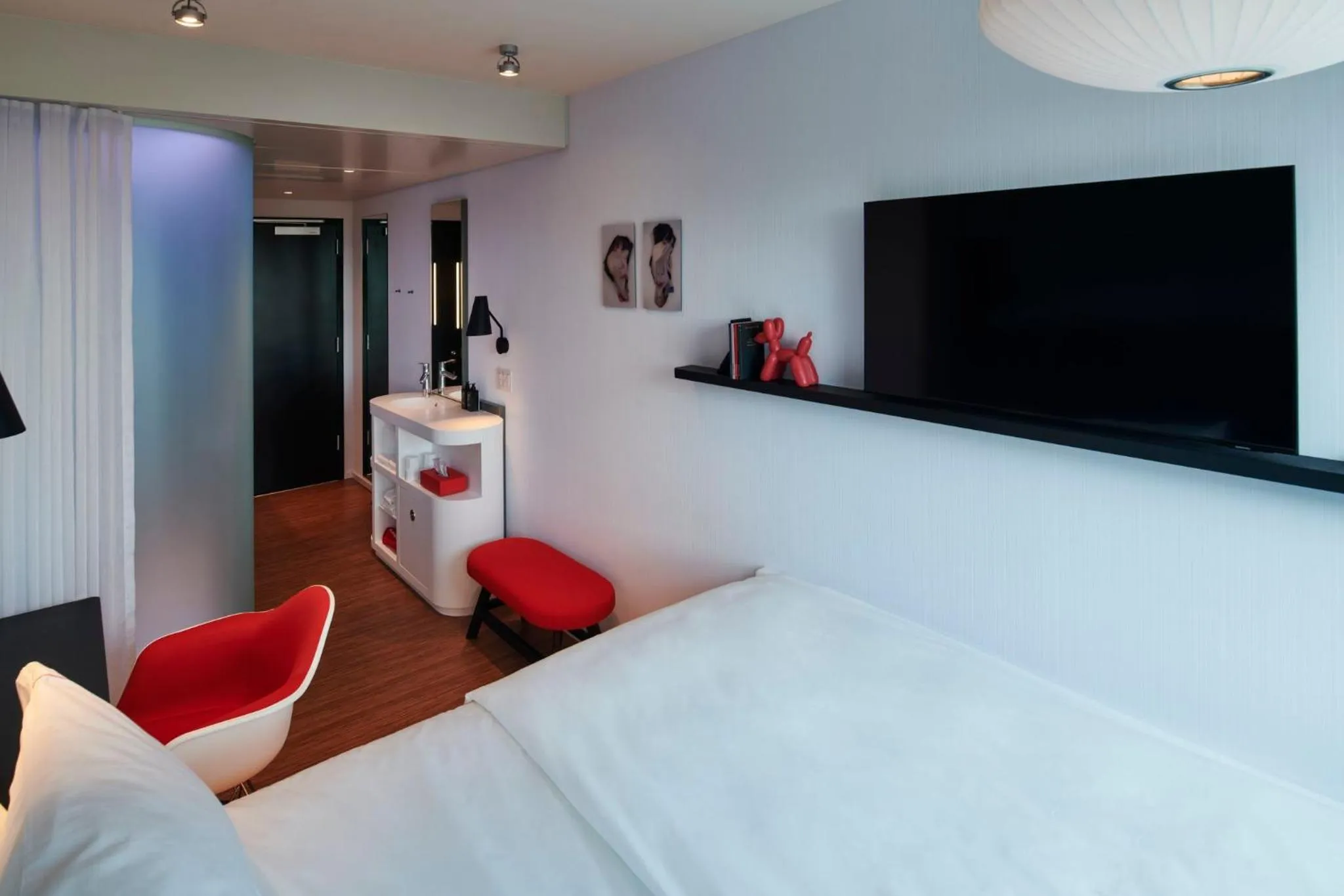 Photo of the whole room, Bed in citizenM Menlo Park