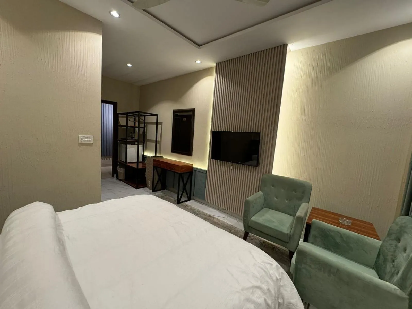 Bed in Shelton Boulevard Hotel Lahore