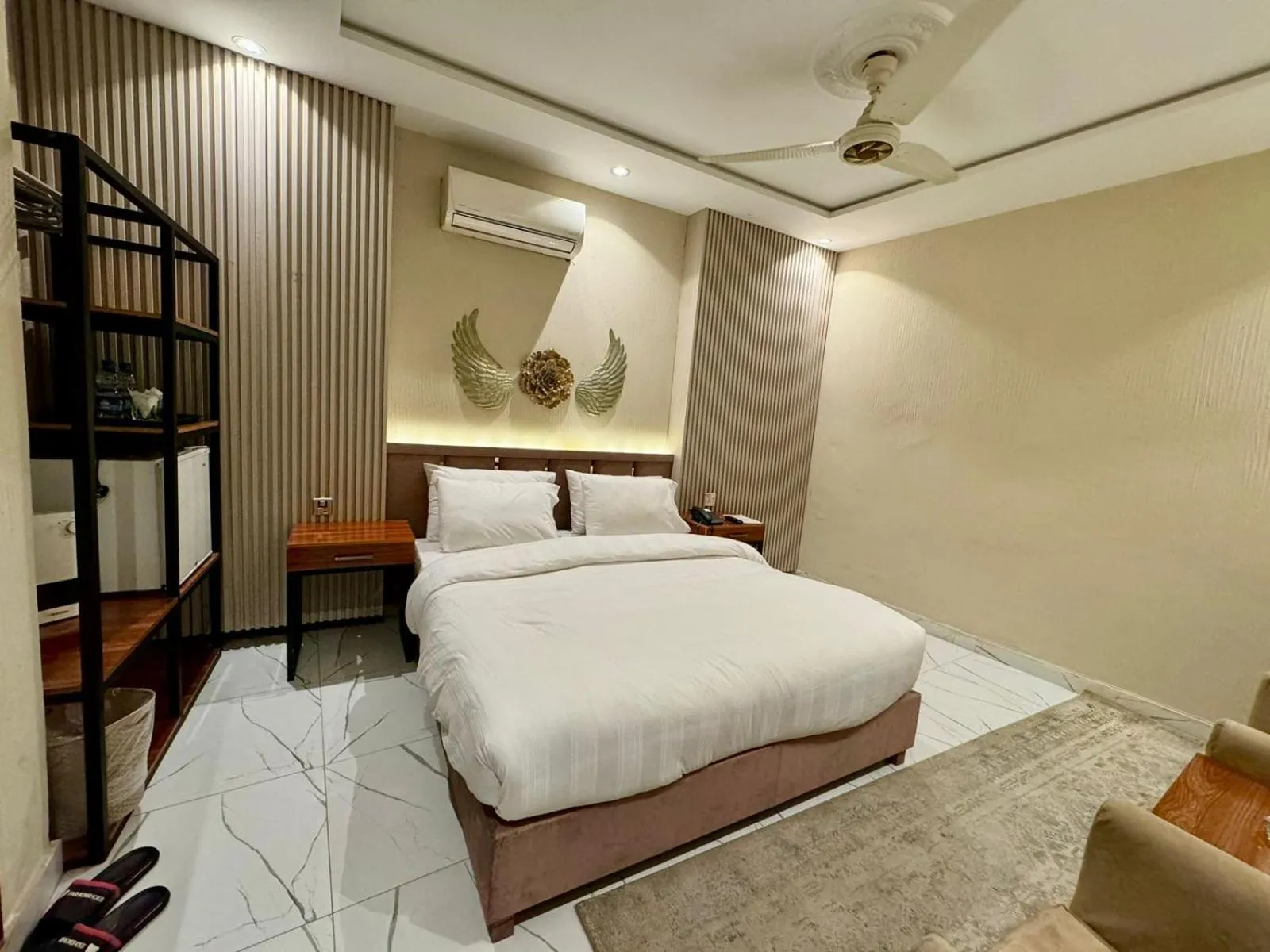 Bed in Shelton Boulevard Hotel Lahore