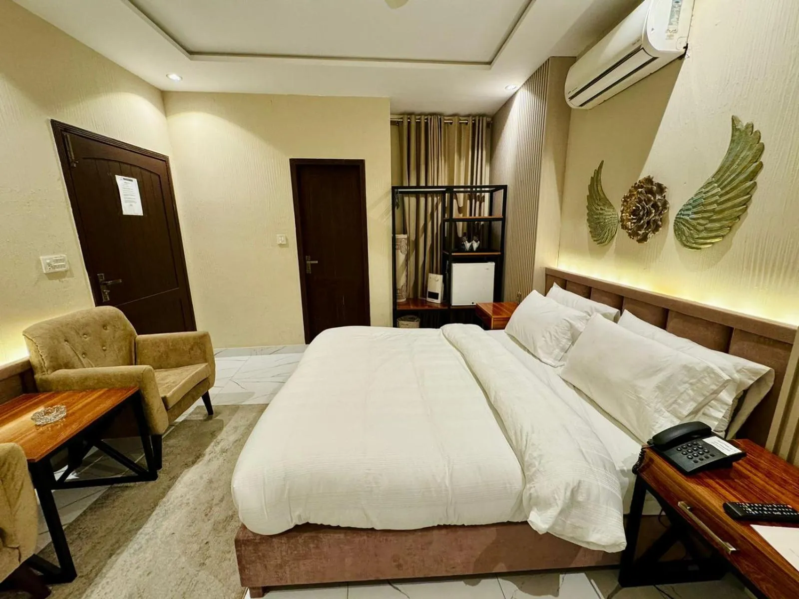 Bed in Shelton Boulevard Hotel Lahore