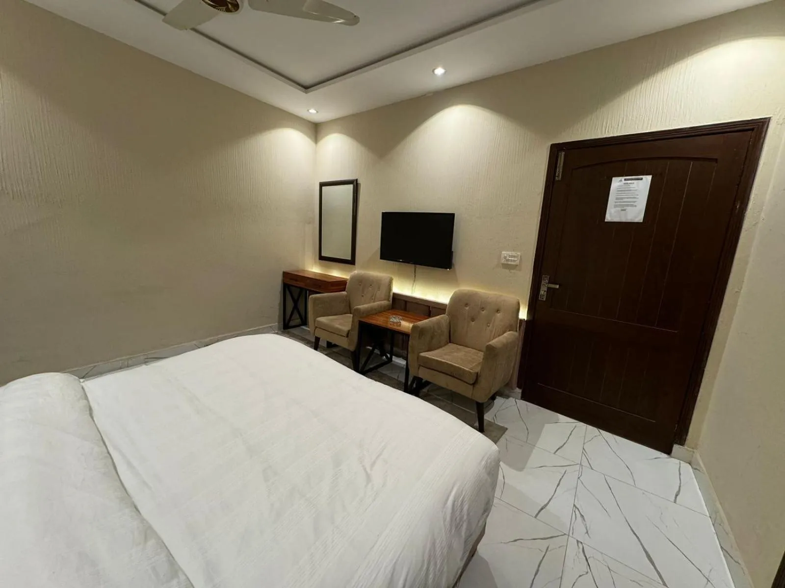 Bed in Shelton Boulevard Hotel Lahore