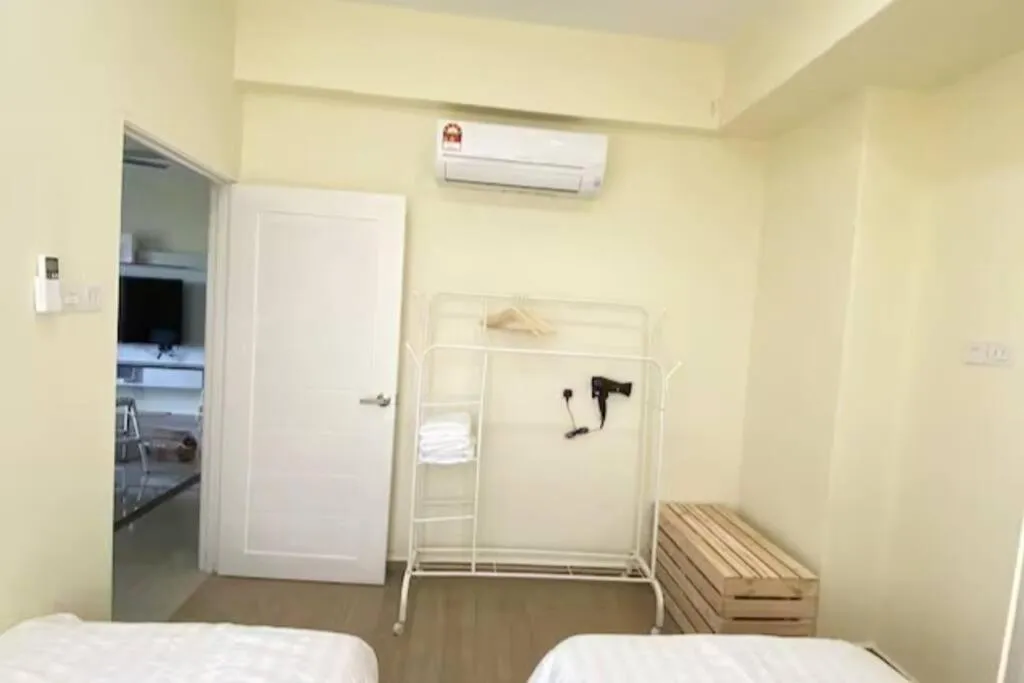 Bed in Luscious~ Walking Distance to SEE, SHOP and EAT