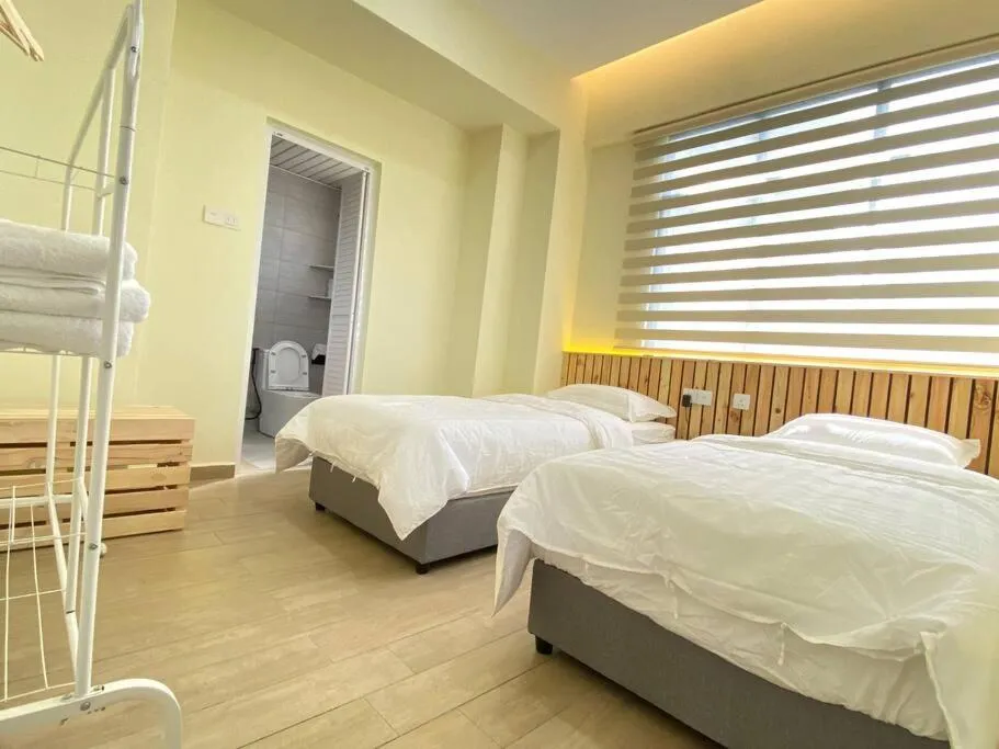 Bed in Luscious~ Walking Distance to SEE, SHOP and EAT