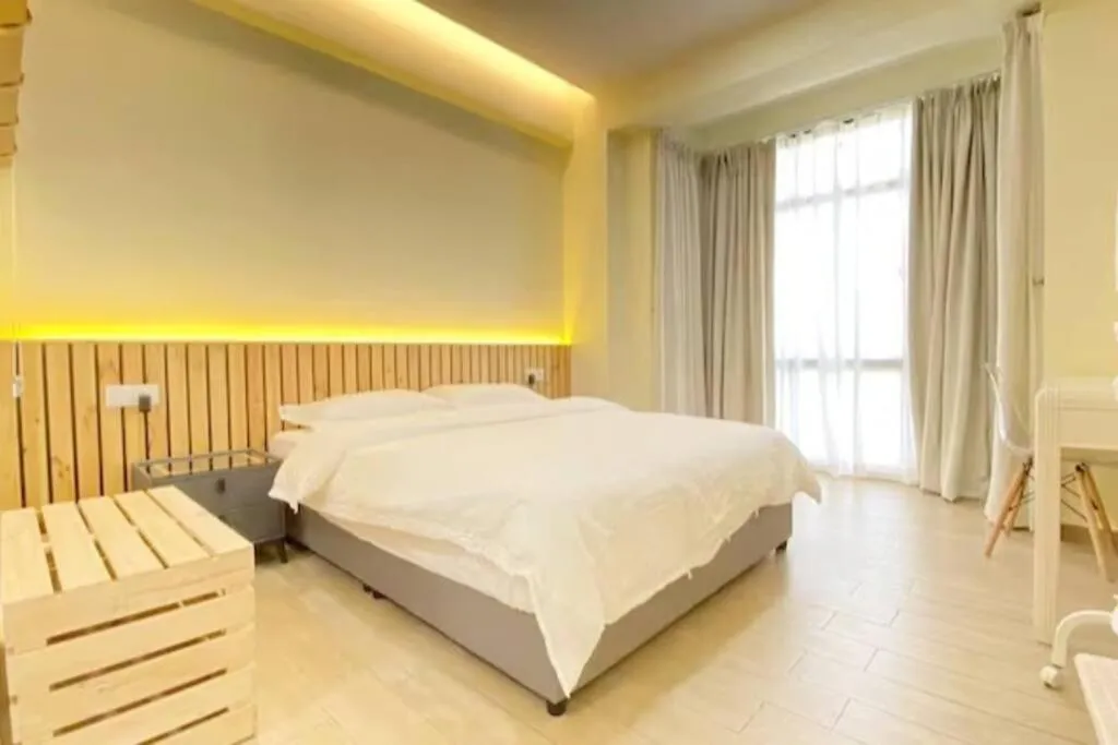 Bed in Luscious~ Walking Distance to SEE, SHOP and EAT