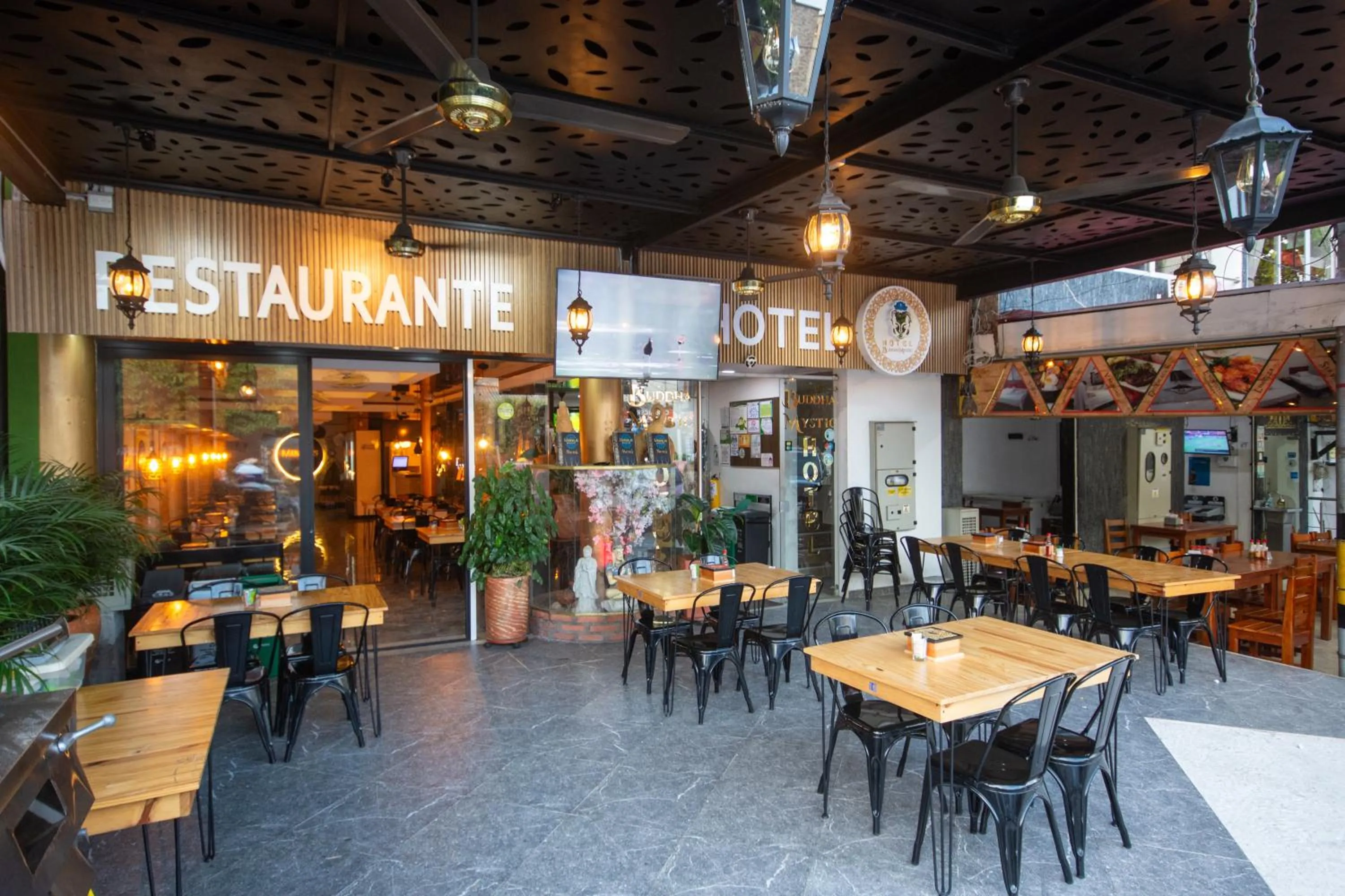 Restaurant/places to eat in Hotel Buddha Mystic By Del Toro