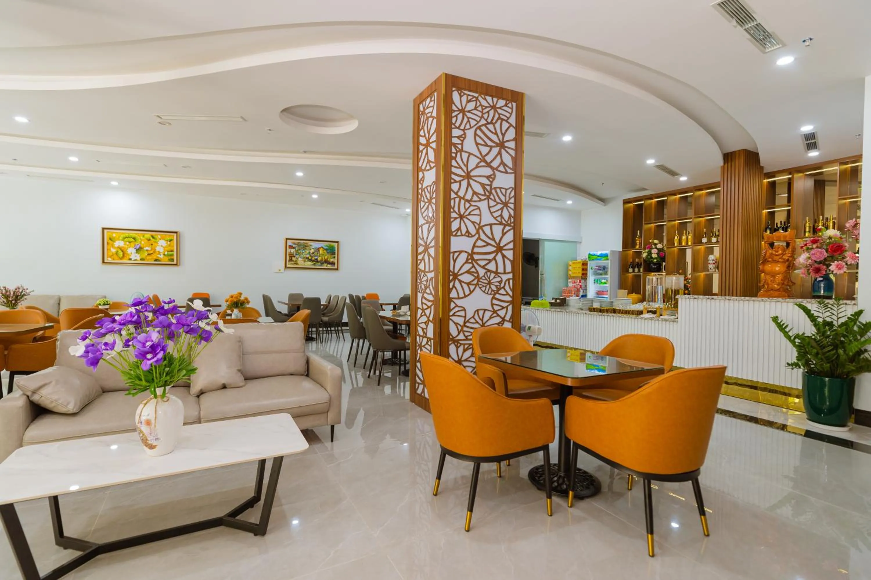 Communal lounge/ TV room in Sunshine Hạ Long Hotel