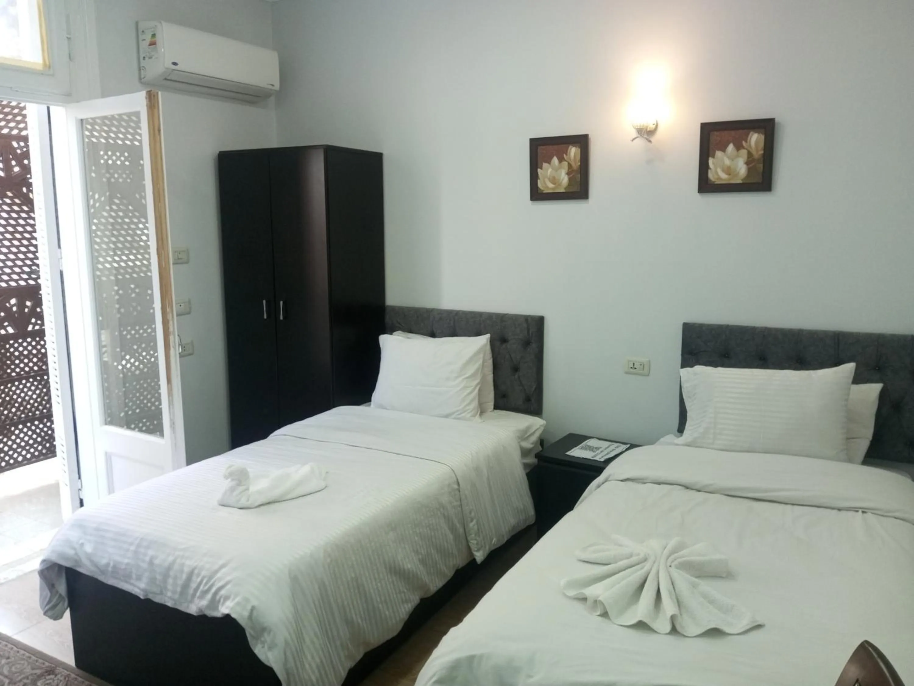 Photo of the whole room, Bed in New Panorama Palace