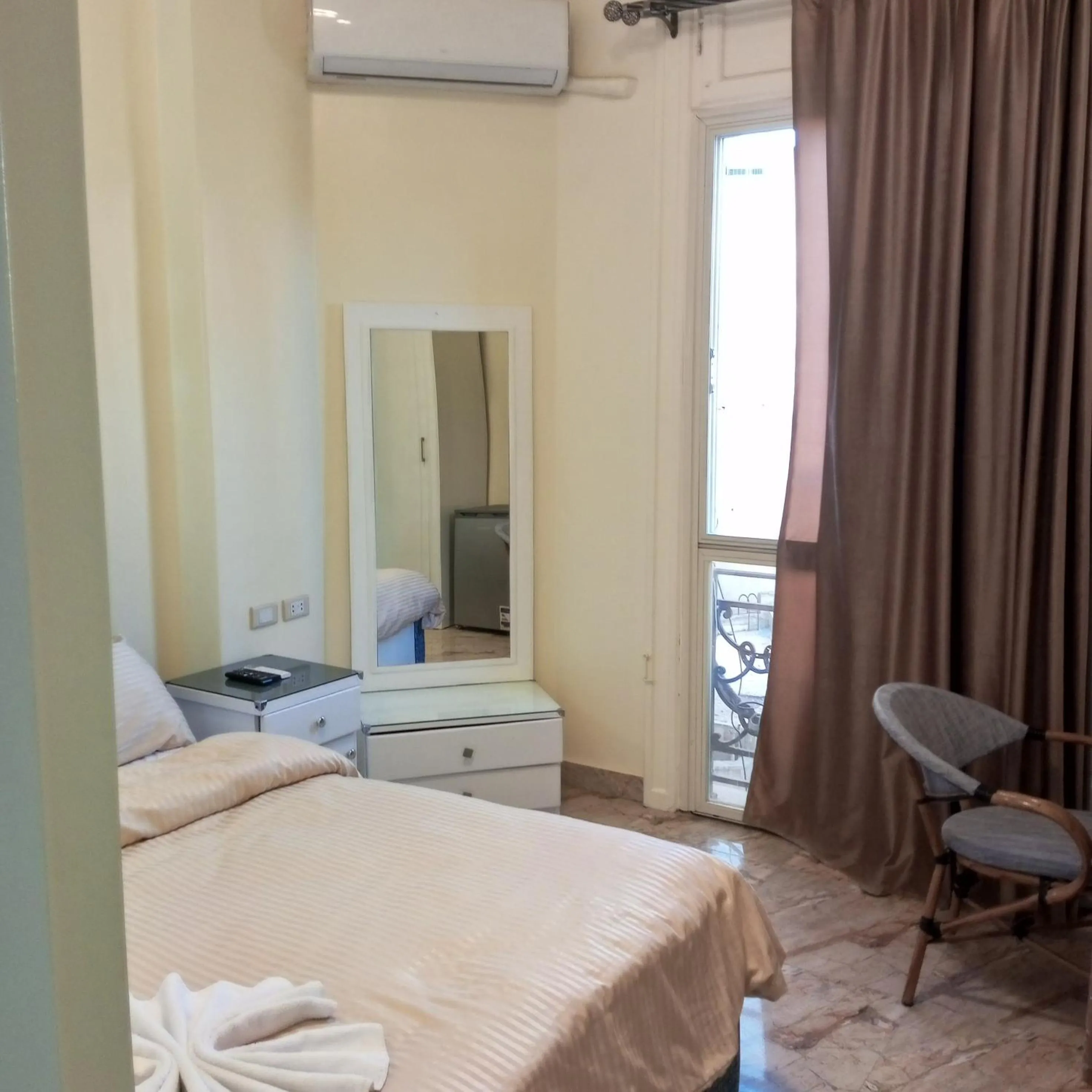 Photo of the whole room, Bed in New Panorama Palace