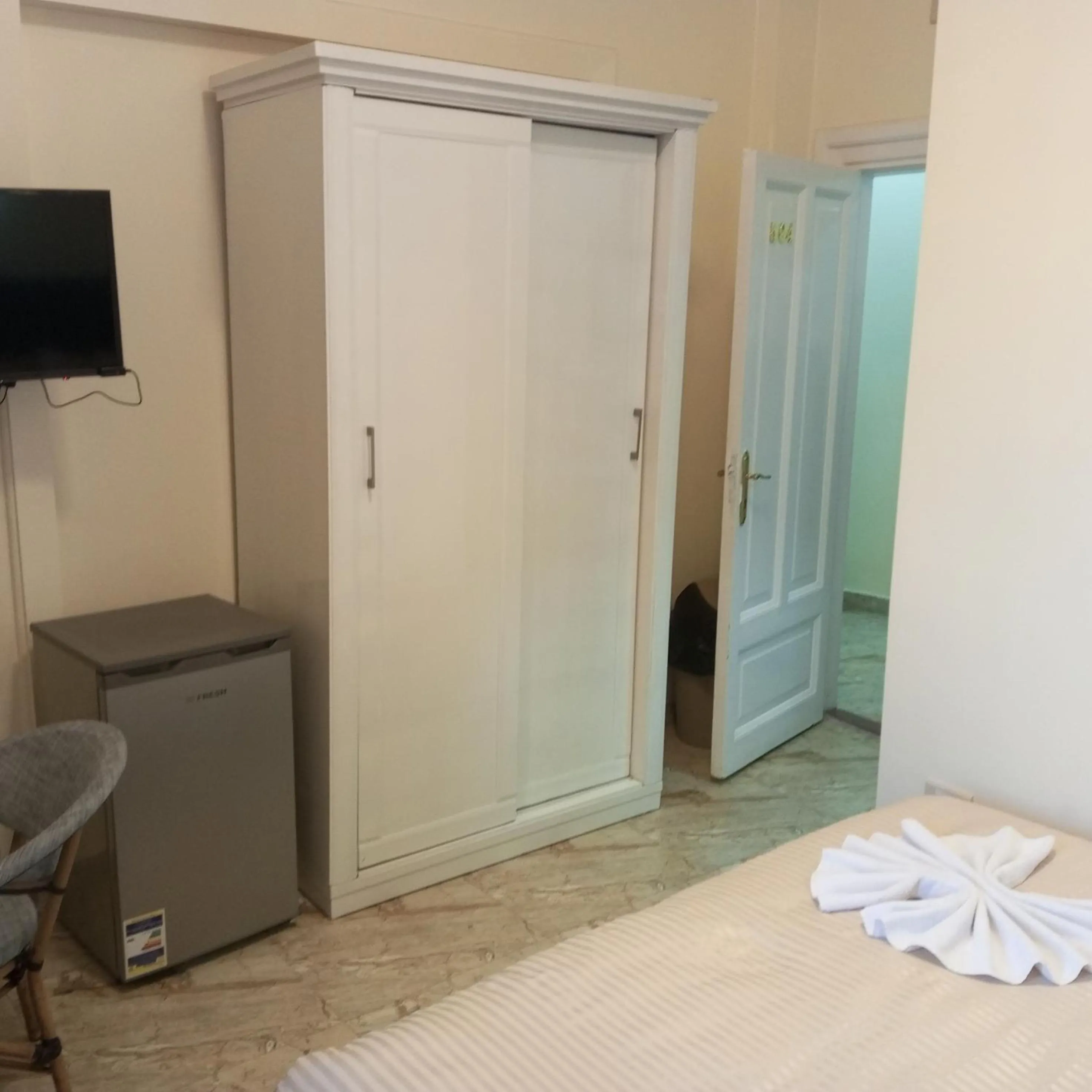 Photo of the whole room, Bed in New Panorama Palace