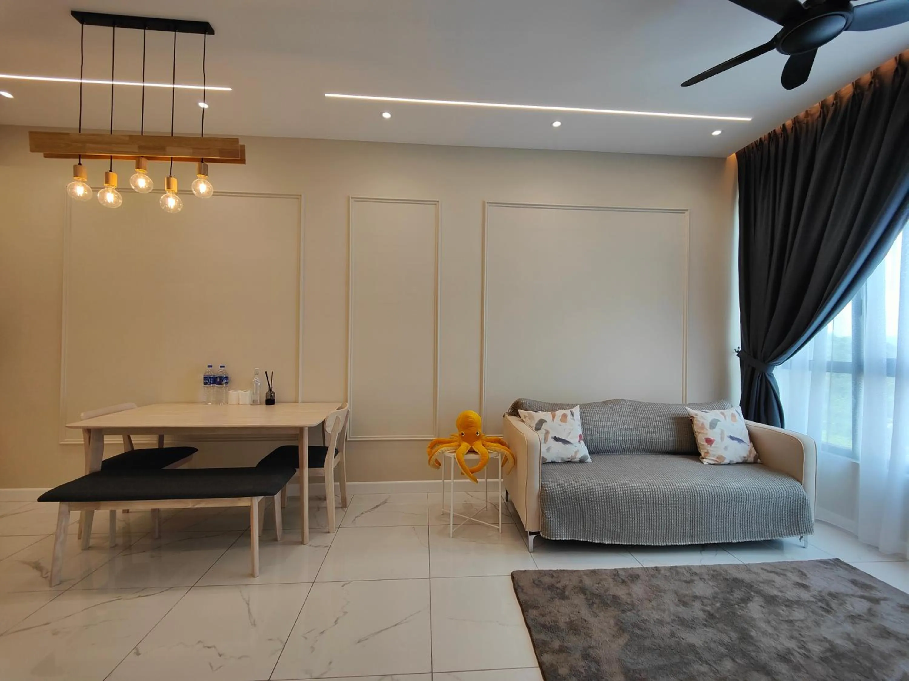 Living room in Cubic Botanical Suites Bangsar South by HomeBrickz