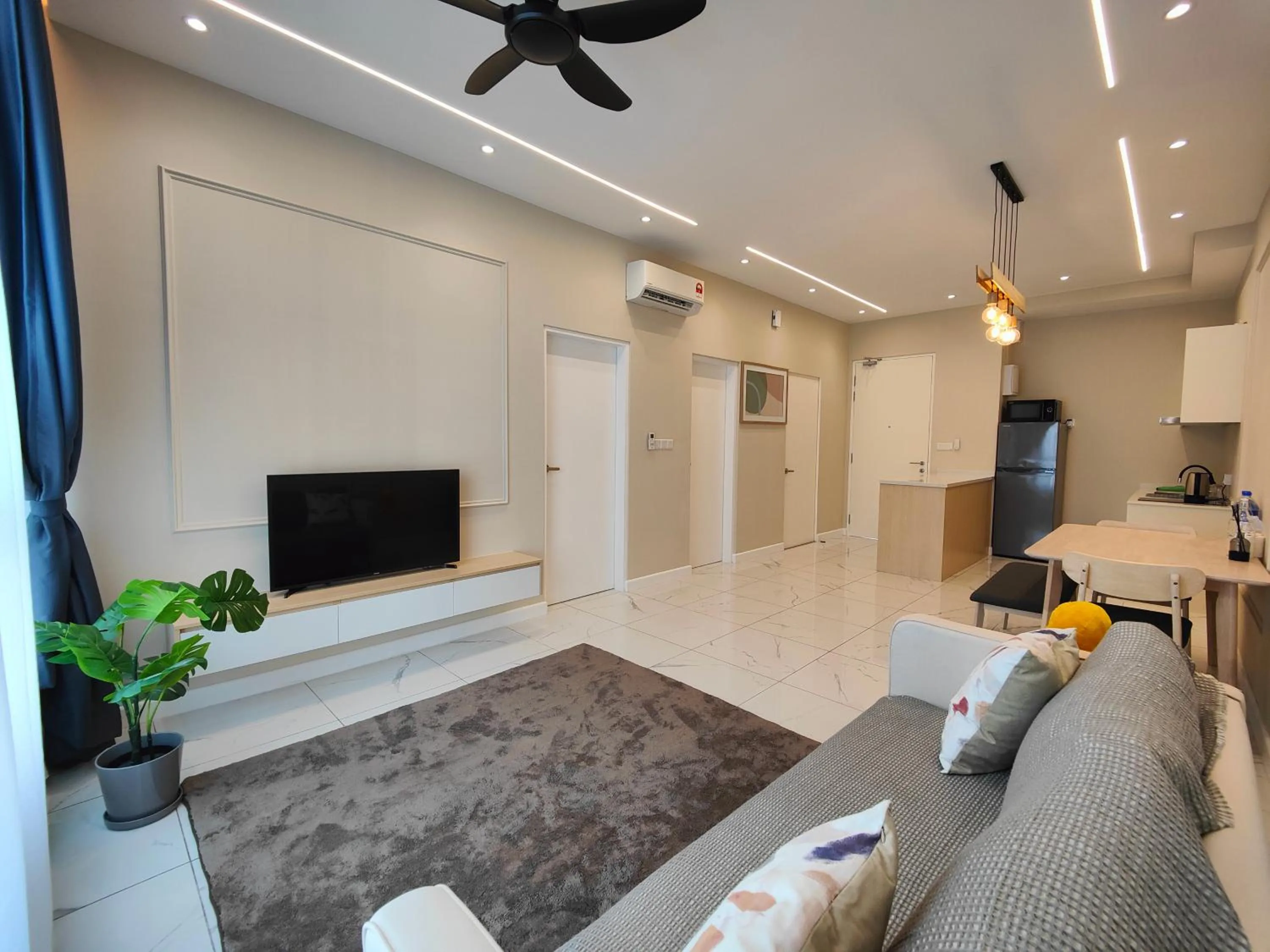 Living room in Cubic Botanical Suites Bangsar South by HomeBrickz