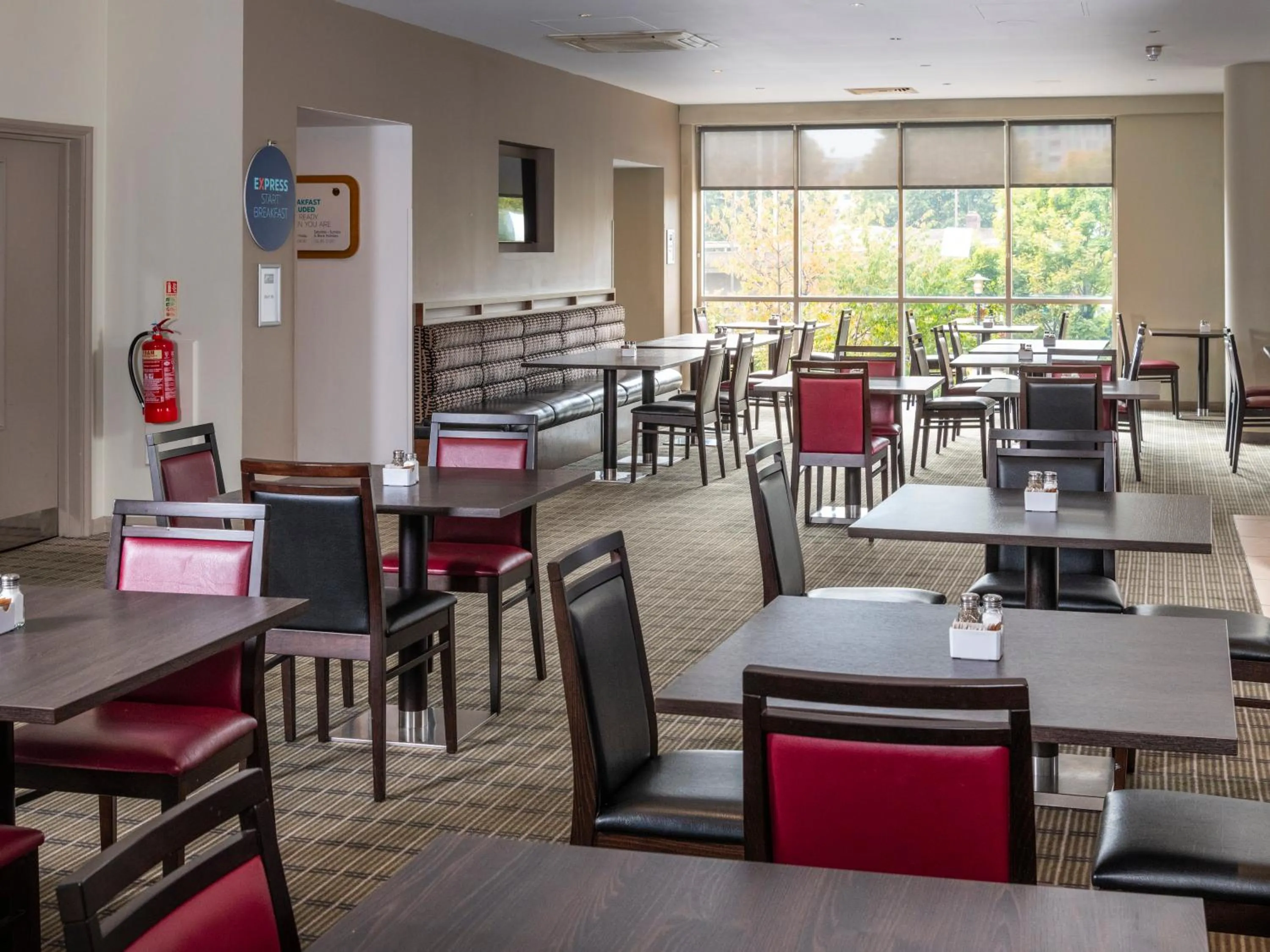 Dining area in Holiday Inn Express London Greenwich by IHG
