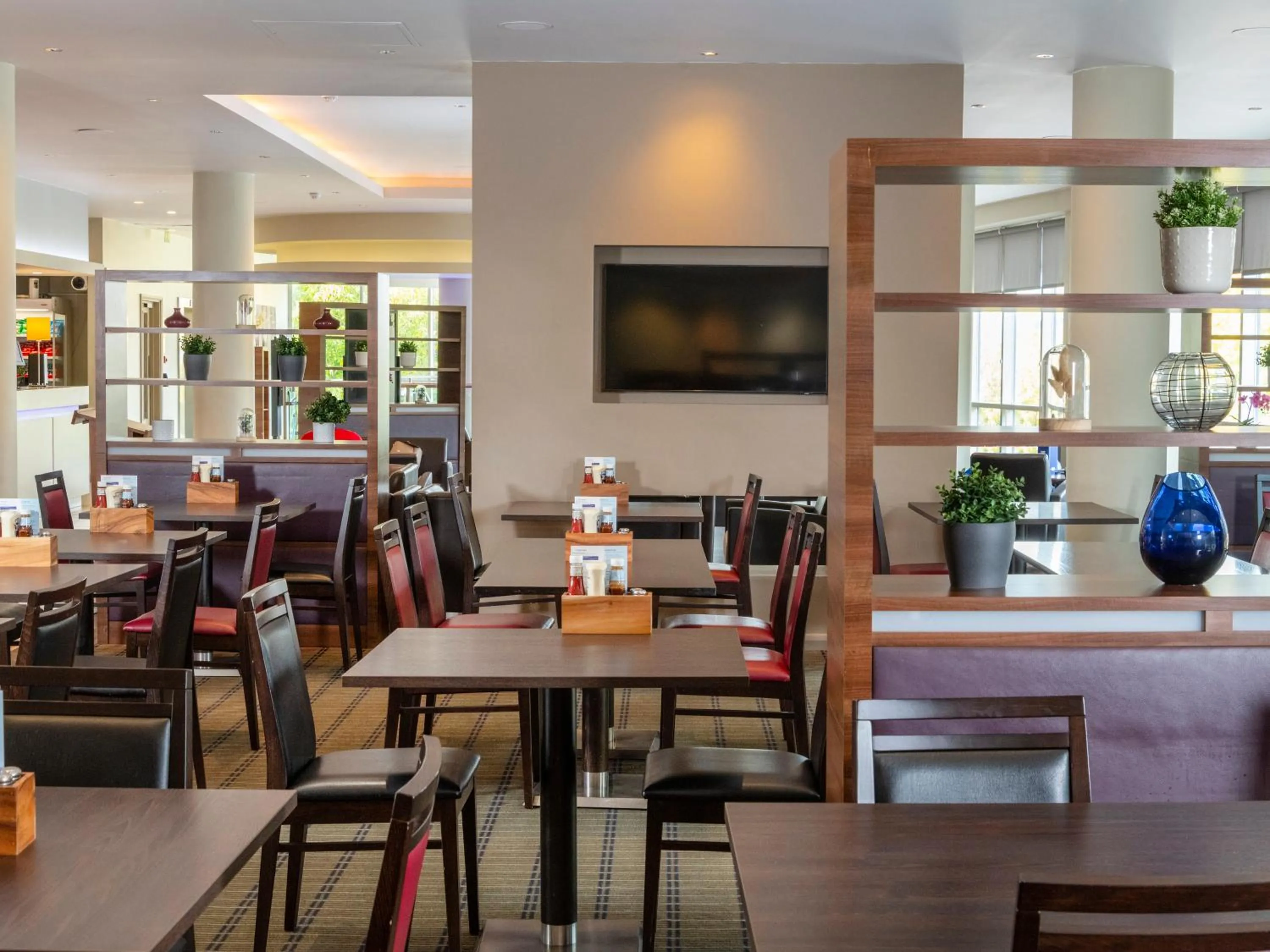 Dining area in Holiday Inn Express London Greenwich by IHG