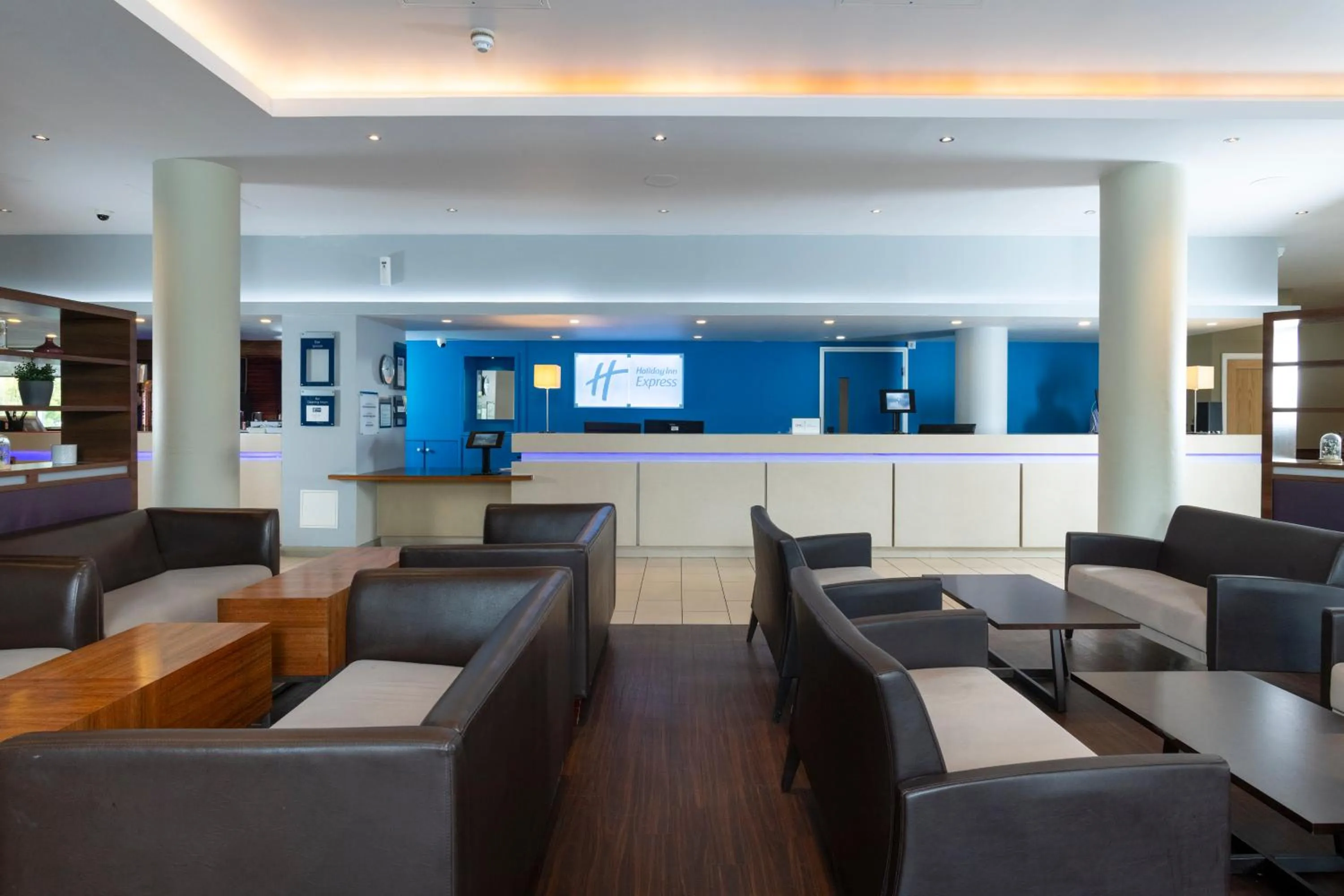Lounge or bar in Holiday Inn Express London Greenwich by IHG