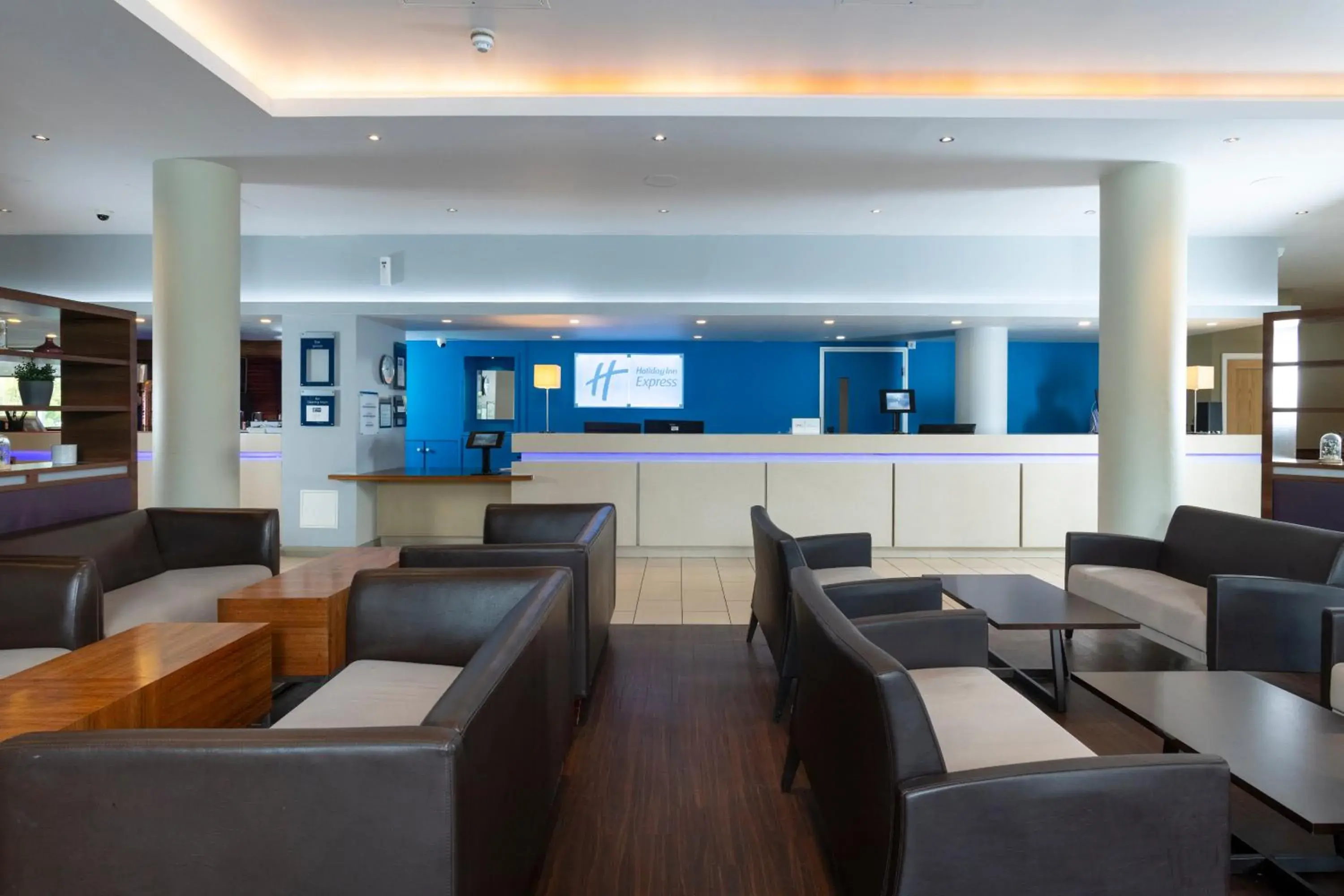 Lounge or bar in Holiday Inn Express London Greenwich by IHG Lounge or bar in Holiday Inn Express London Greenwich by IHG