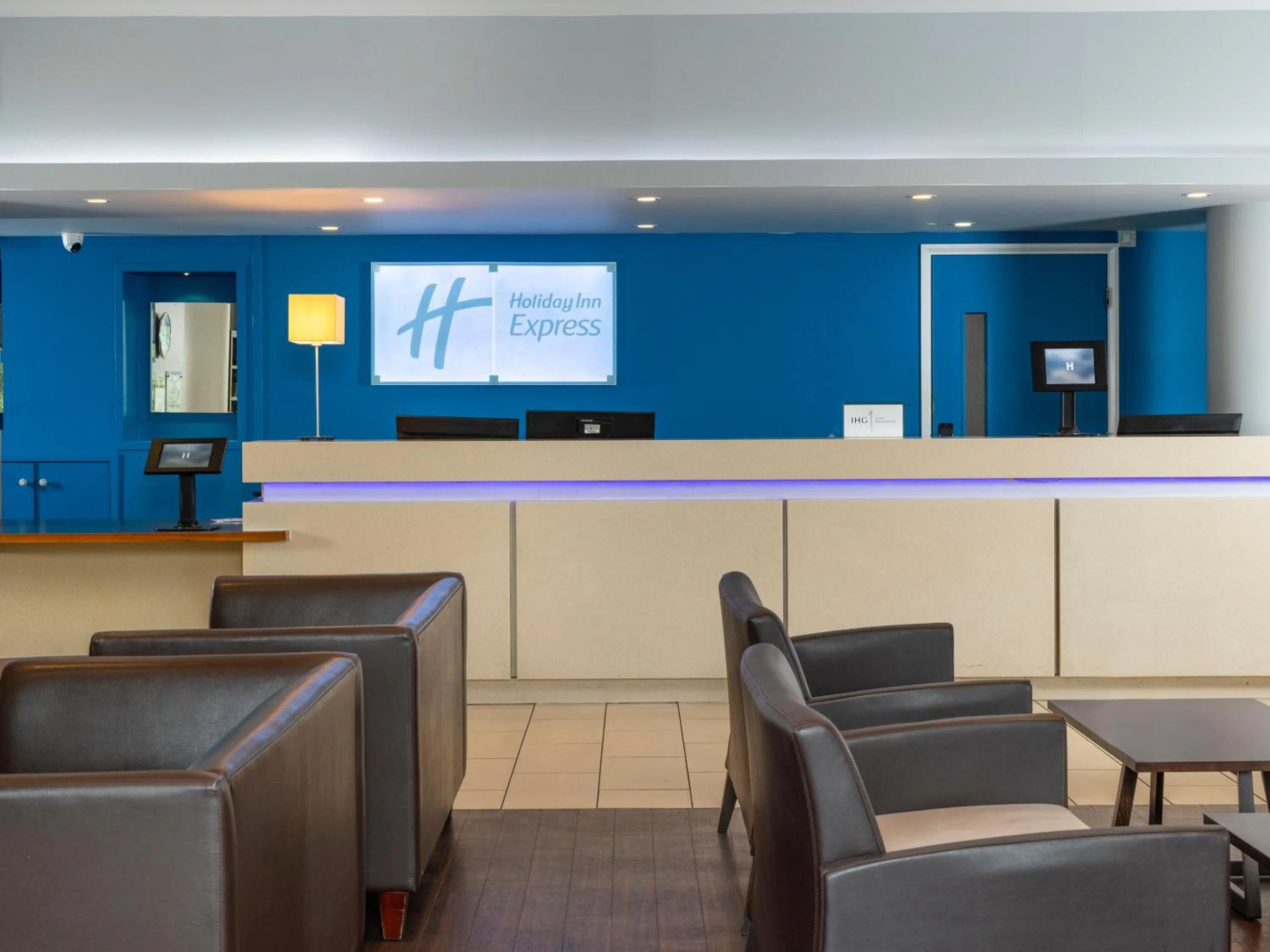Lounge or bar in Holiday Inn Express London Greenwich by IHG